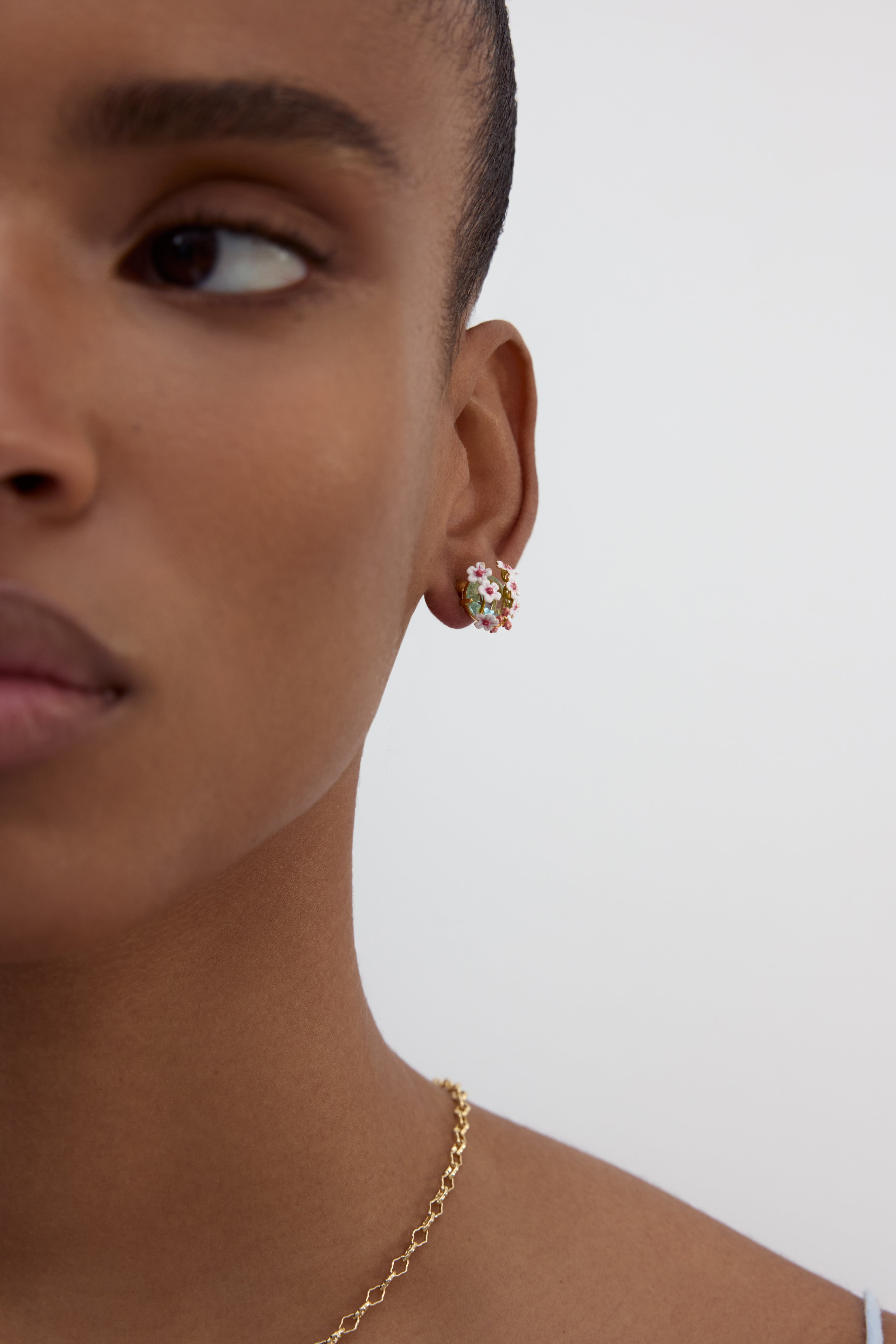 Boucles d'oreilles pierre ronde facettée bleue et aubépines blanches et roses