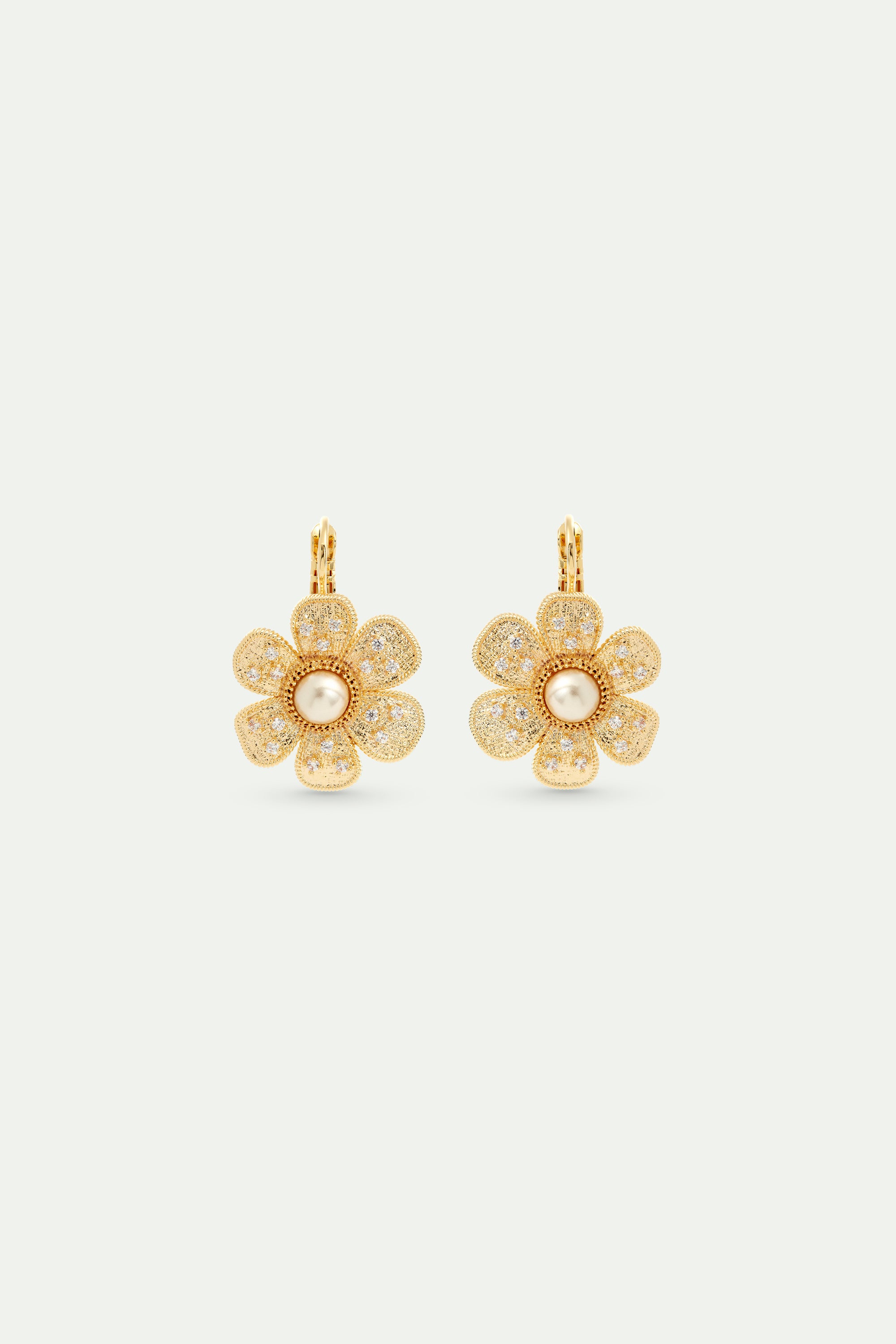 Sleeper earrings composed of a Gold-plated brass flower