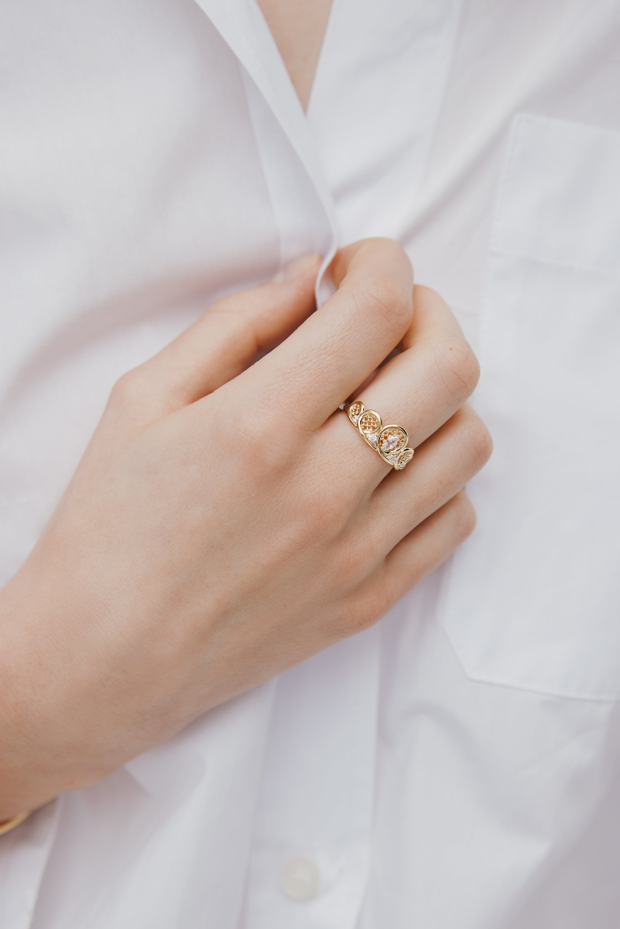 Bague ajustable Diadème doré en filigrane et cristaux