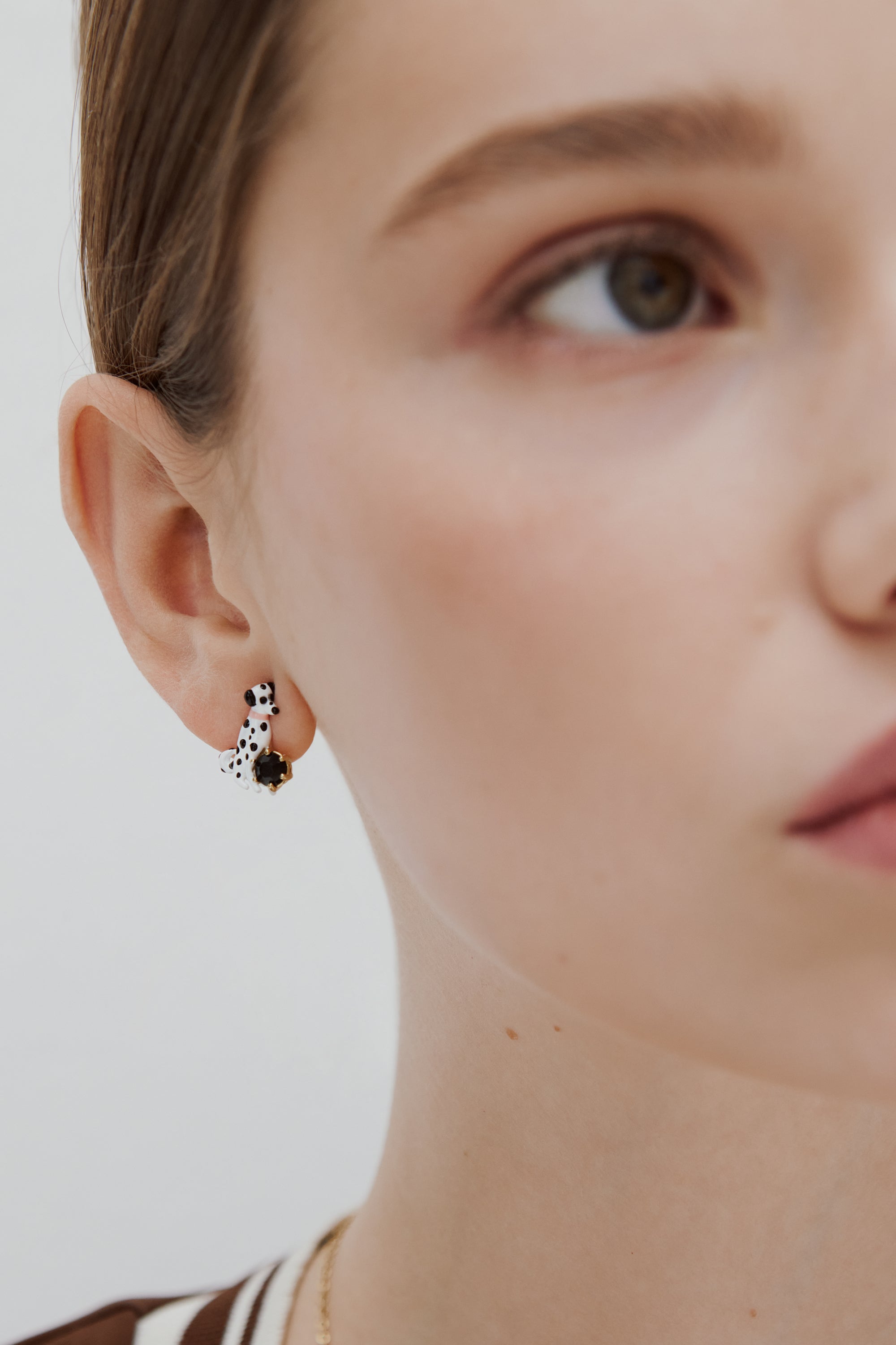 Boucles d’oreilles tiges asymétriques dalmatien et pierre ronde facettée noire