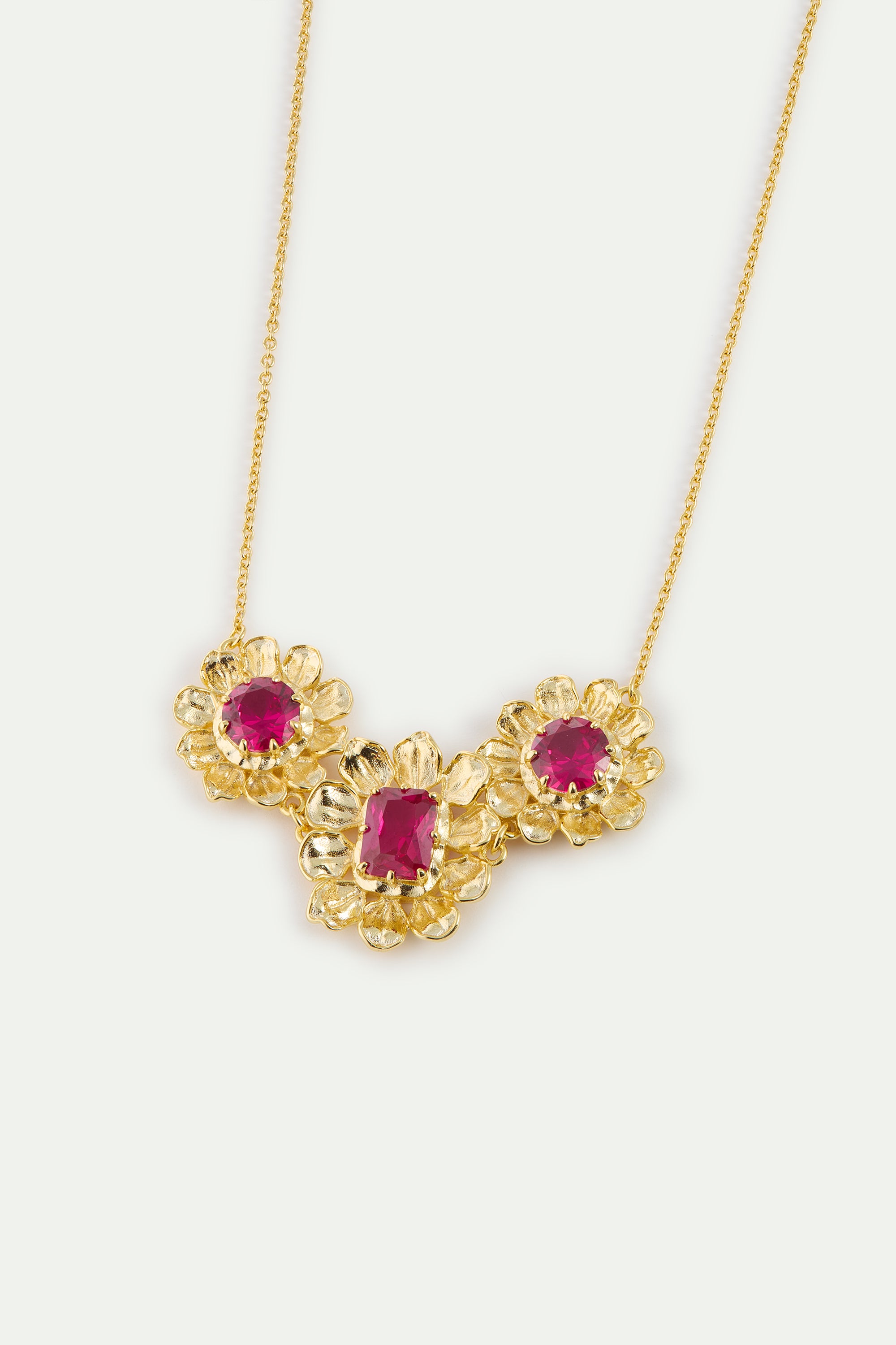 Collier plastron anémones dorées et pierres roses