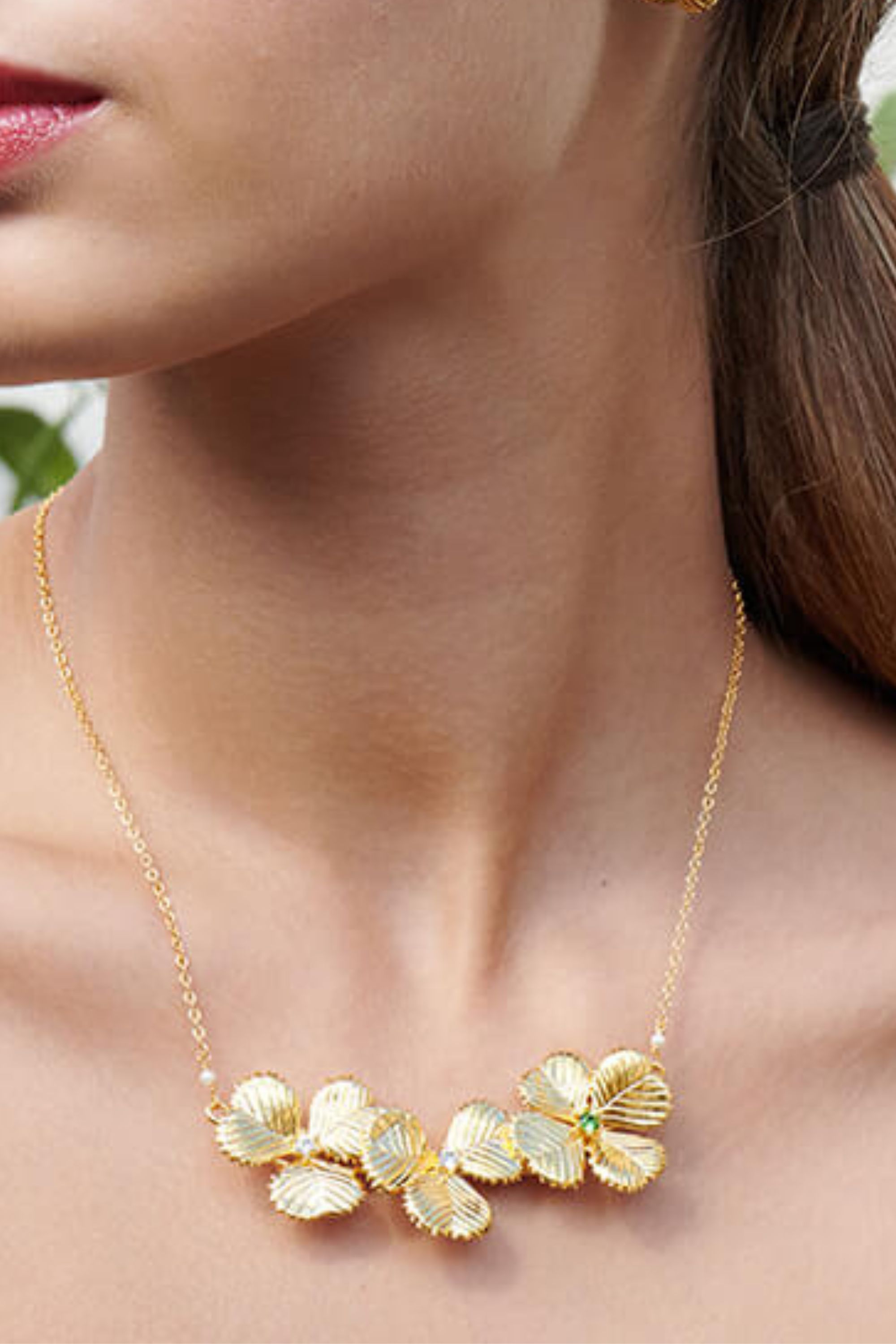 Collier plastron trois trèfles