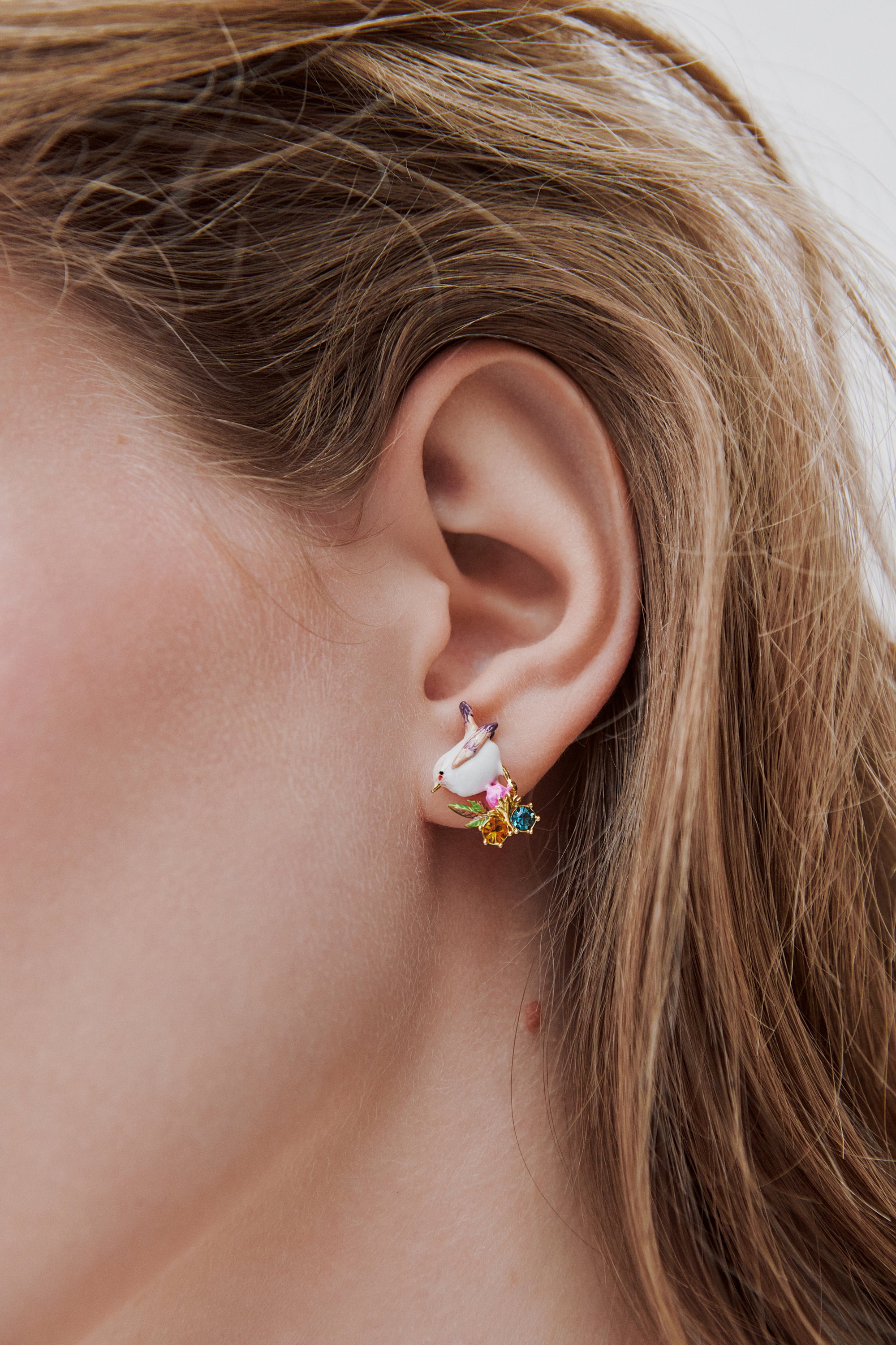 Boucles d’oreilles tiges plectrophane des neiges, bouton de rose et cristaux