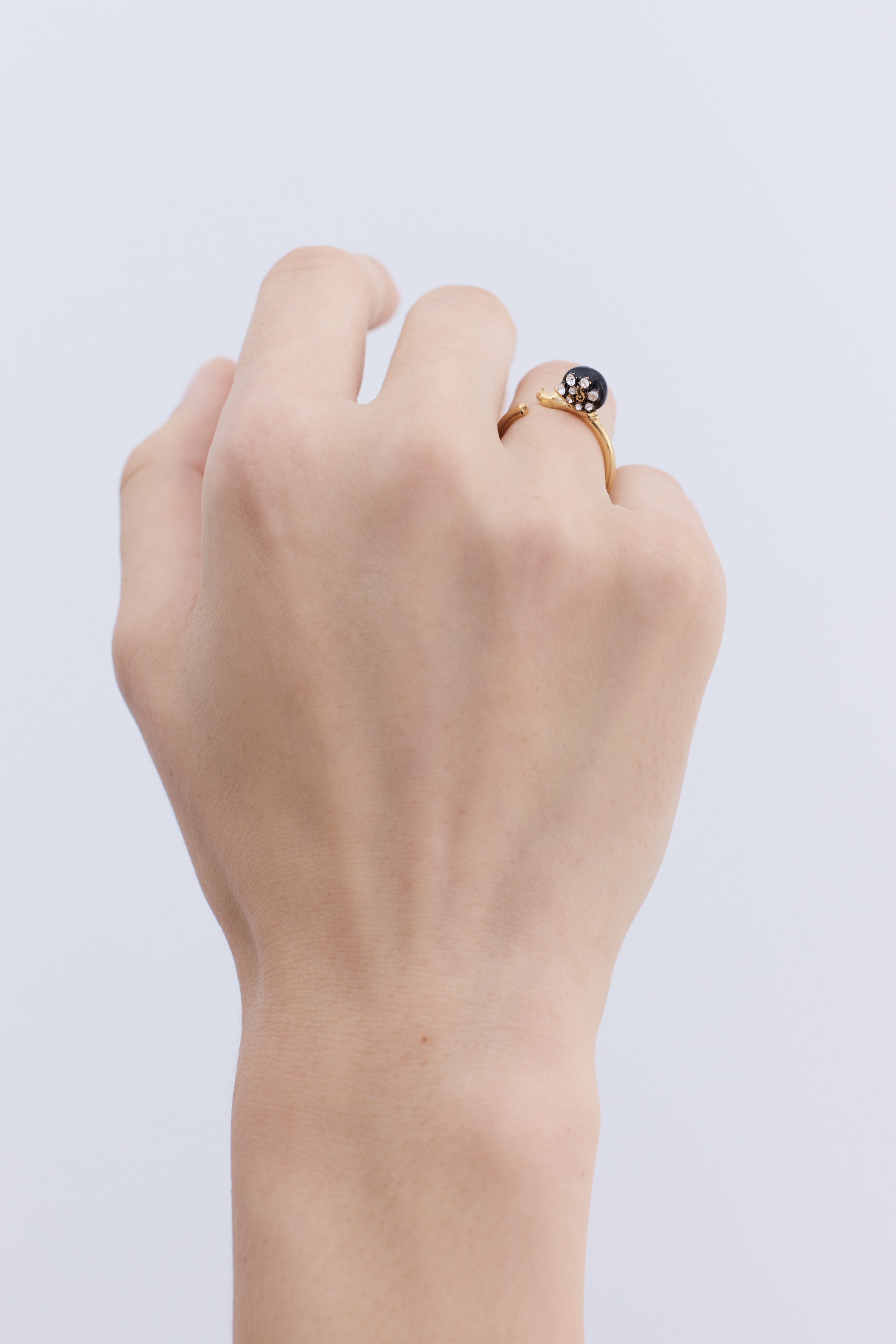 Bague ajustable escargot noir et doré, cristaux