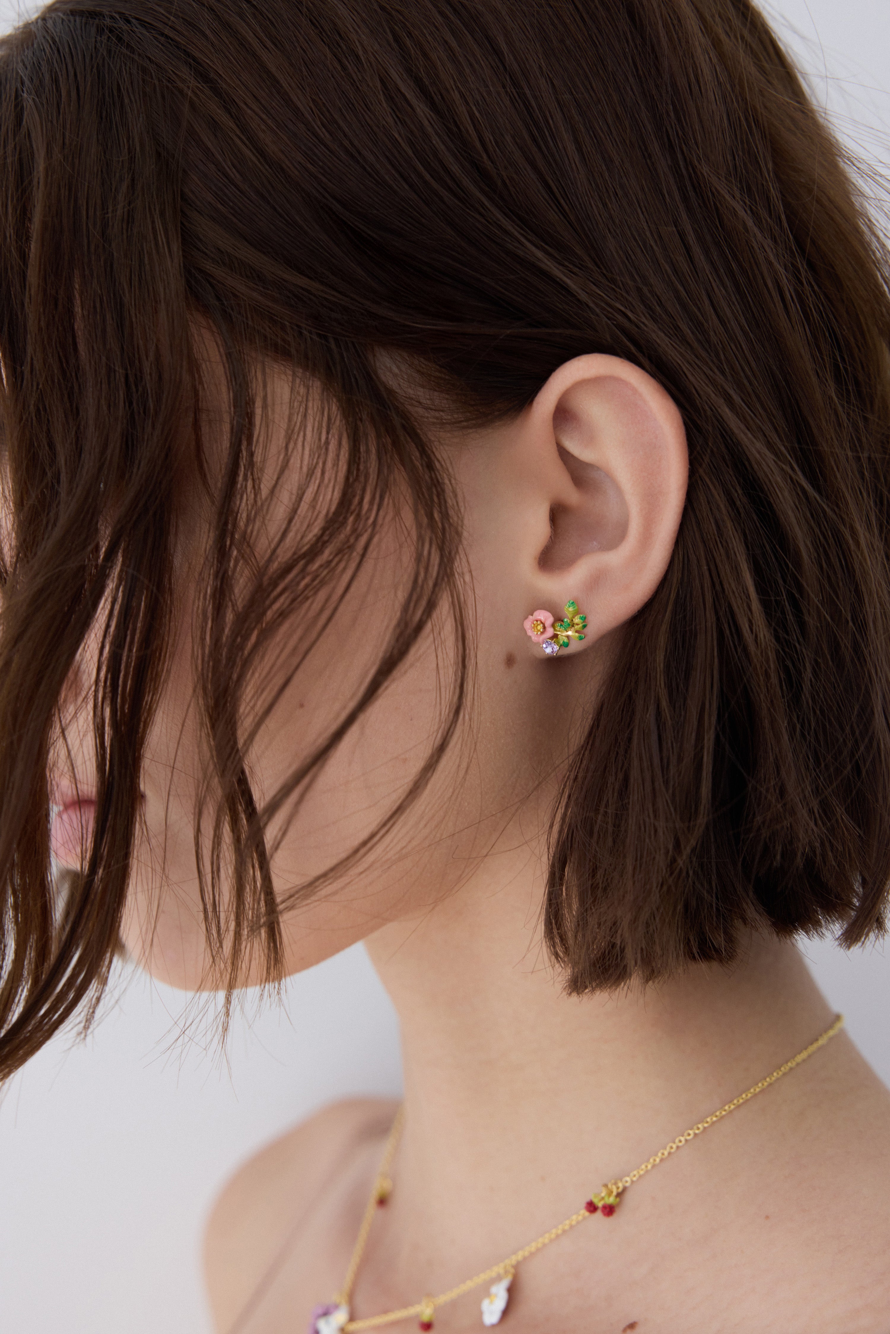 Boucles d'oreilles asymétriques lapin et fleur rose