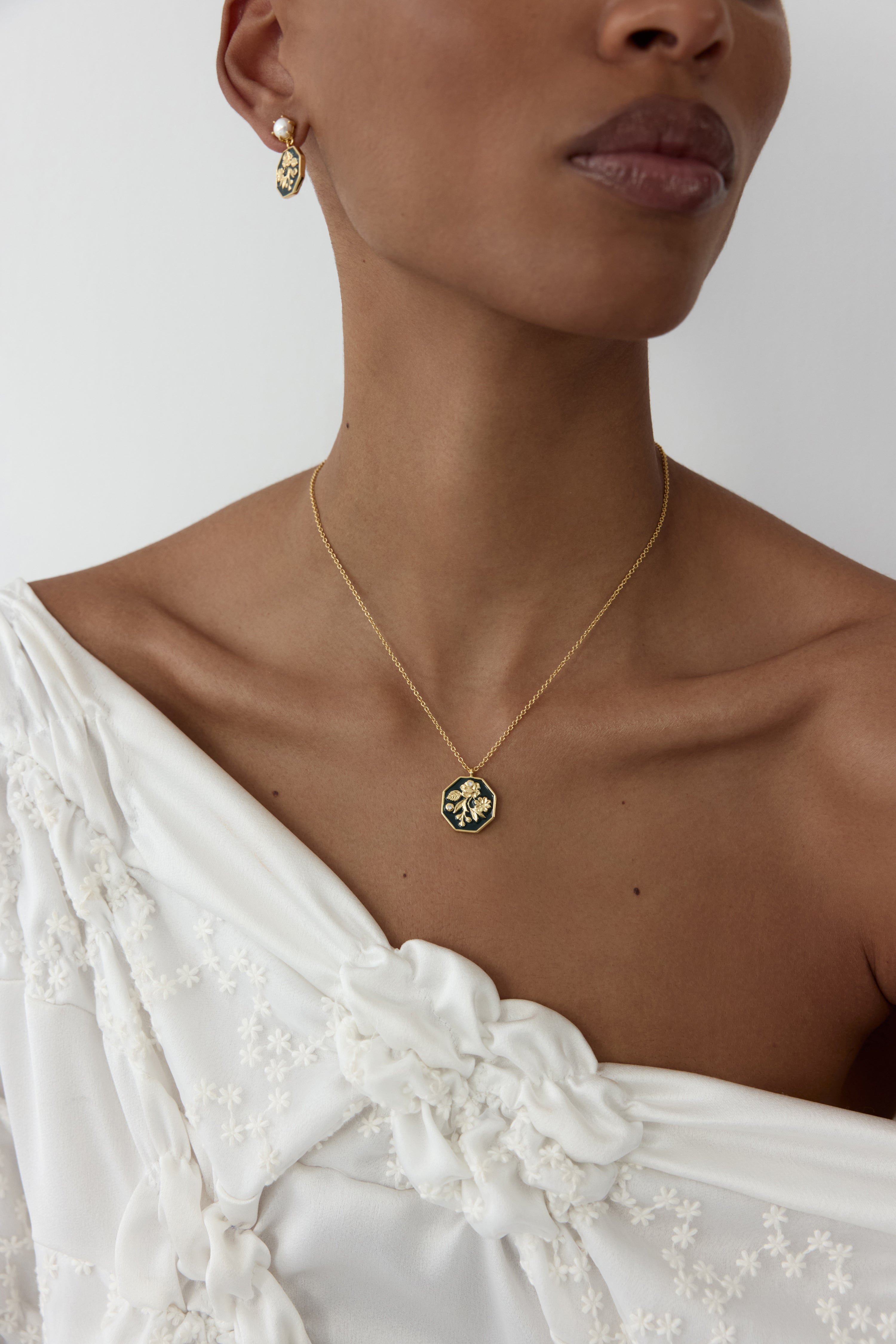 Collier pendentif médaillon vert fleur d'anémone