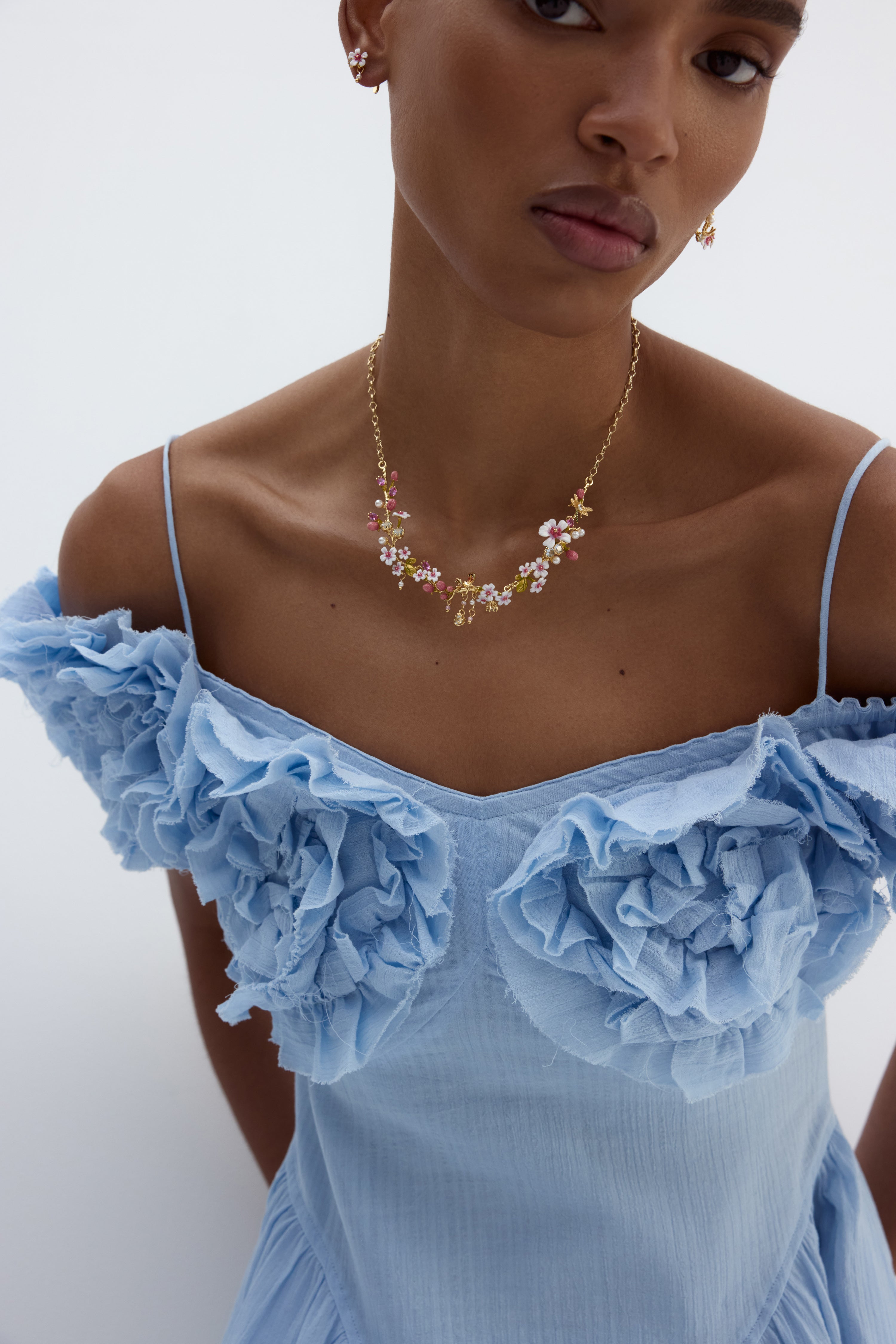 Collier plastron aubépines, papillon, cristaux et perles