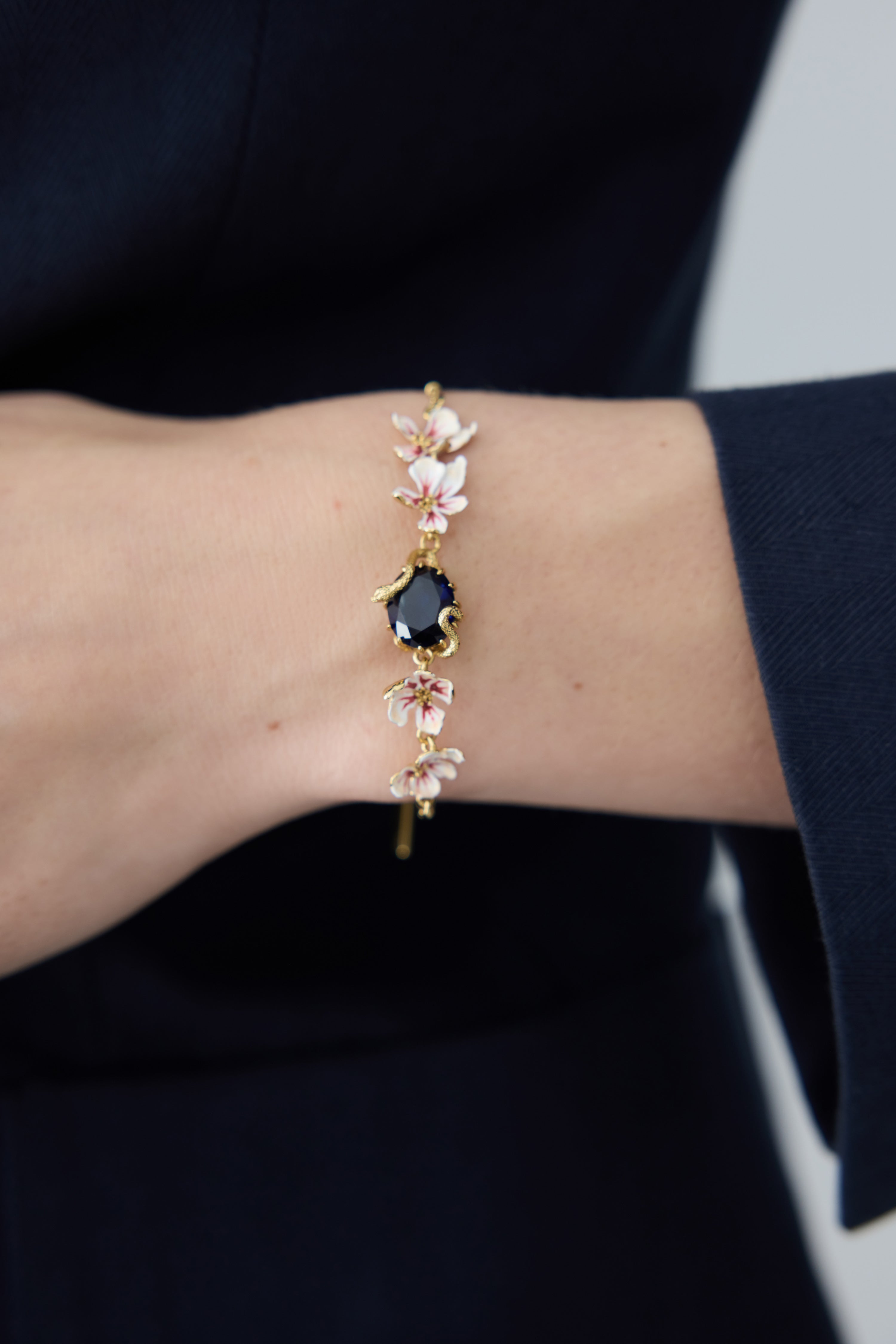 Bracelet pierre facettée bleue, serpent doré et fleurs de Mauve