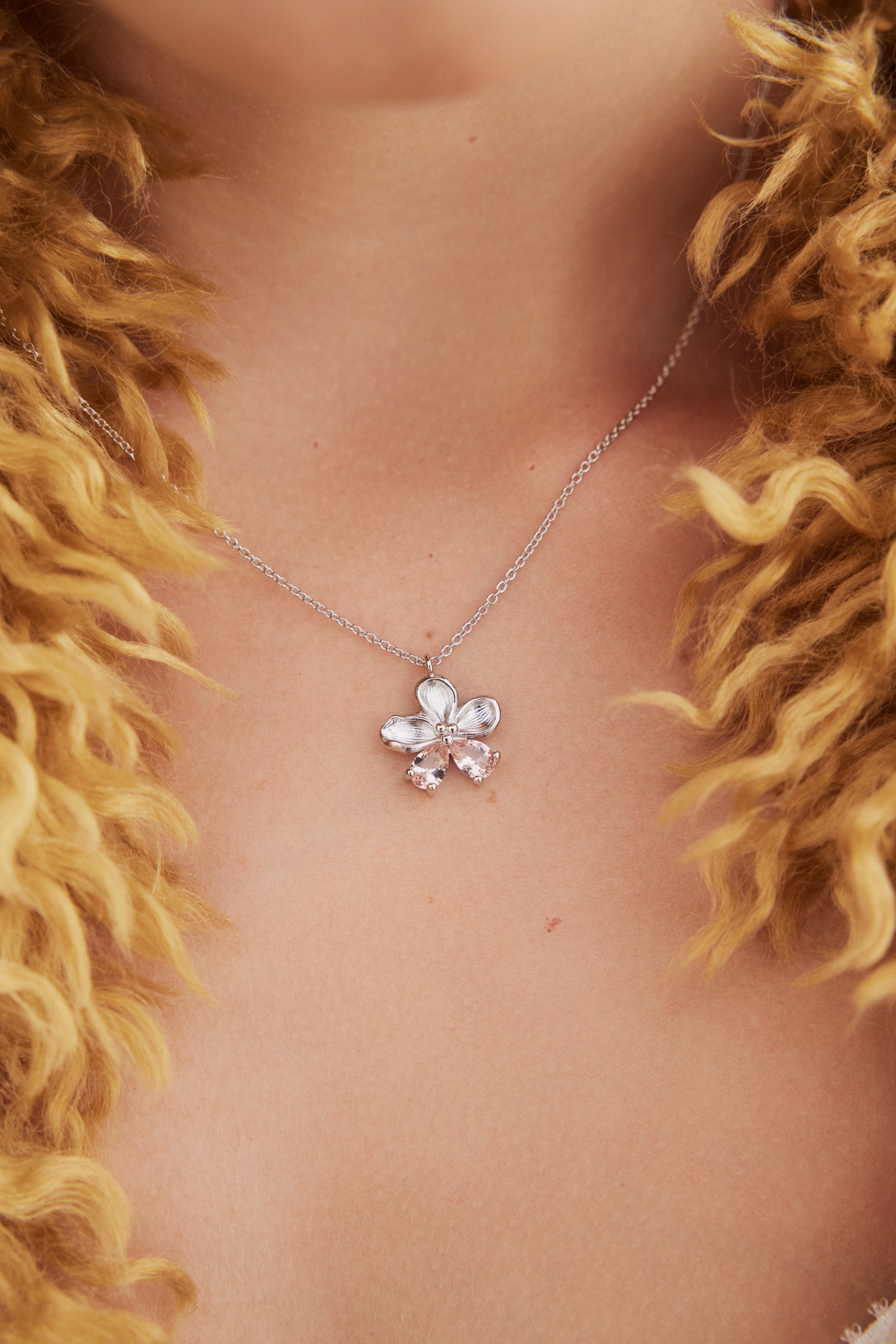 Collar colgante plateado flor de cerezo y piedras rosas