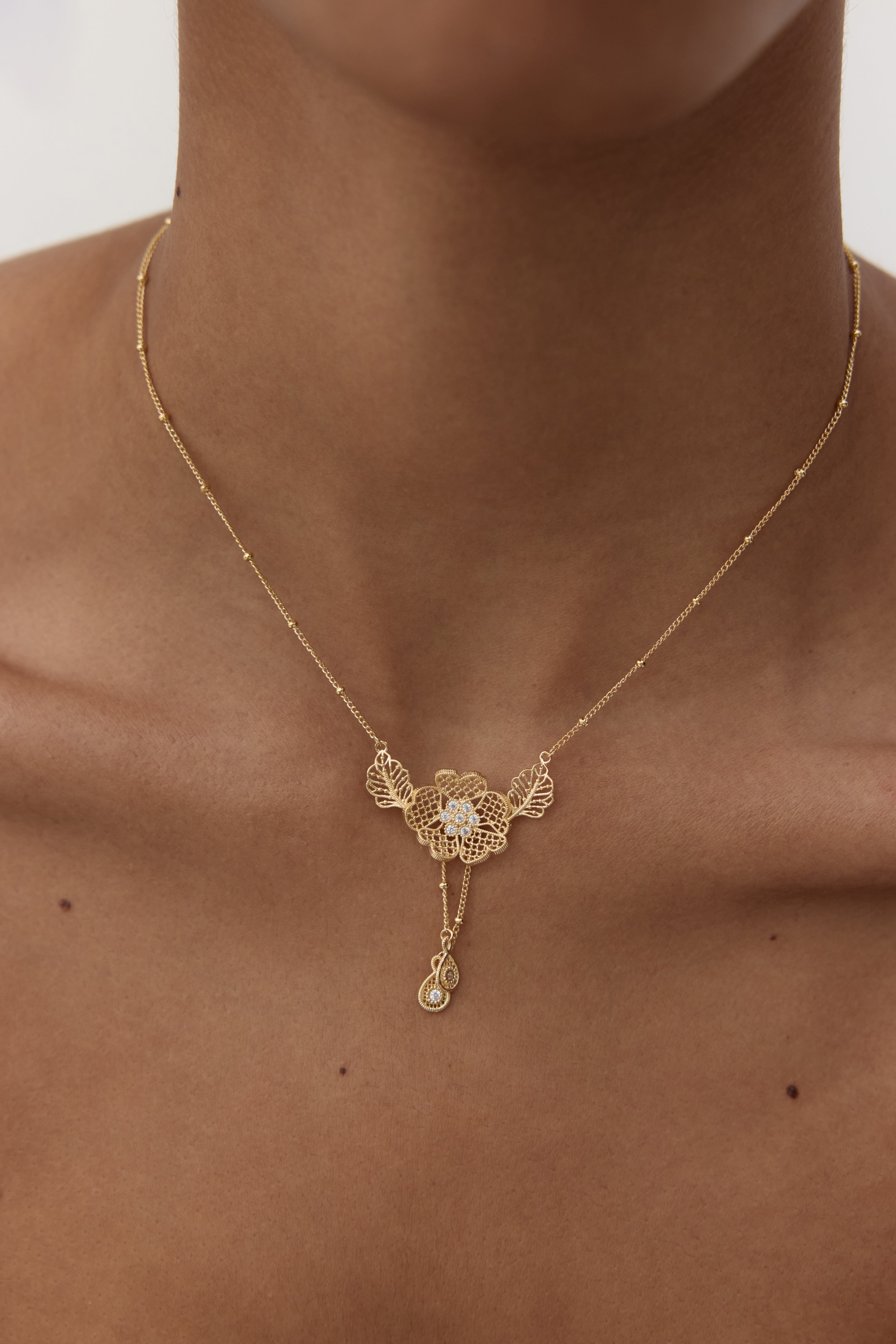 Collier fin pendentif fil d'or