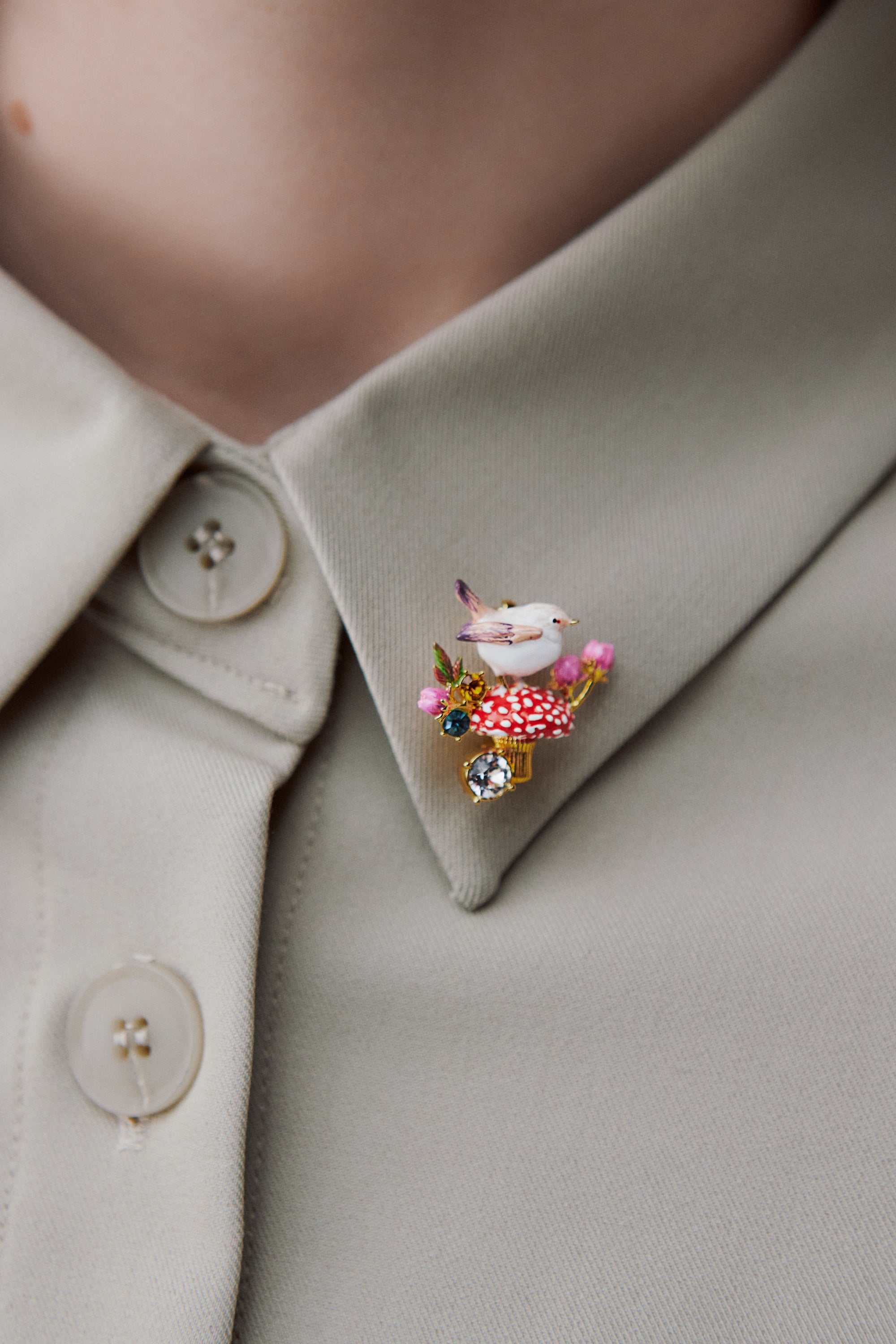 Broche escribano nival y seta, botón de rosa y cristales