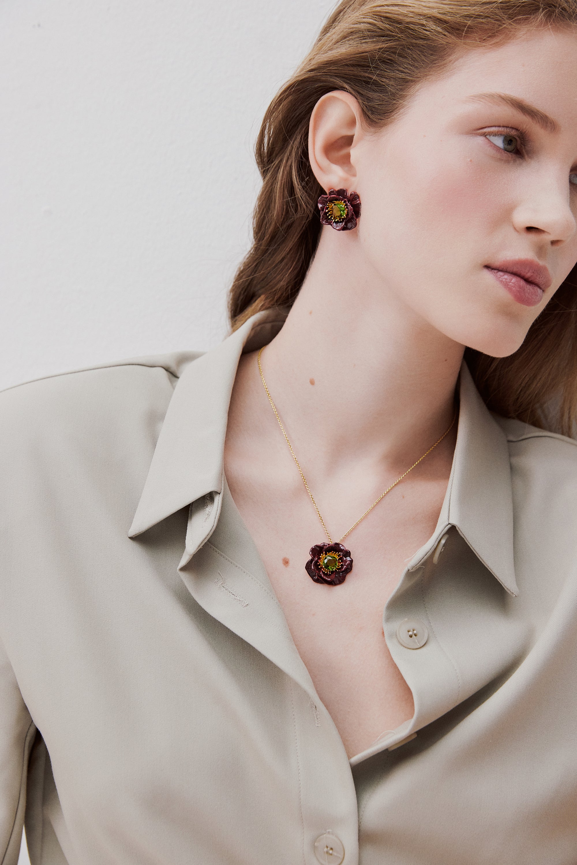 Collier pendentif fleur d'anémone bordeaux et pierre facettée verte