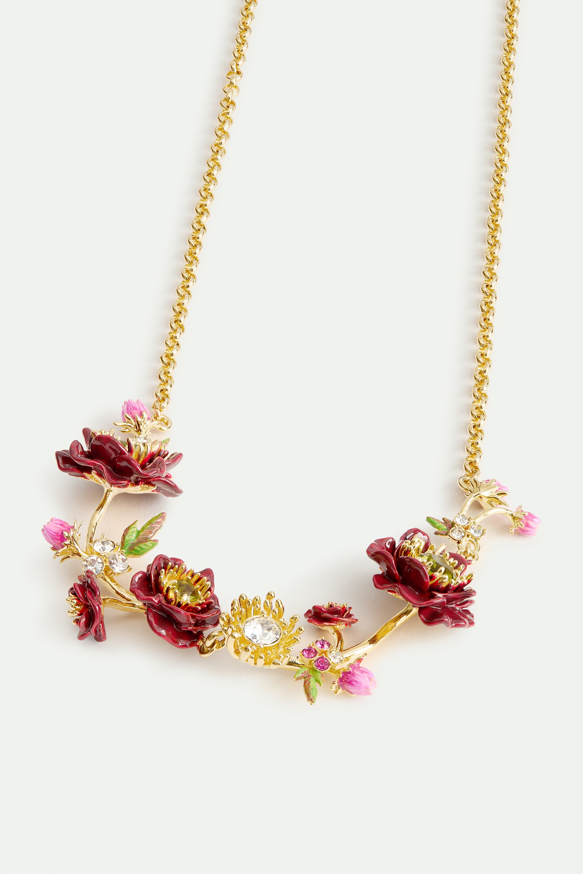 Collier plastron fleurs d'anémone bordeaux, boutons de rose et pierres facettées vertes