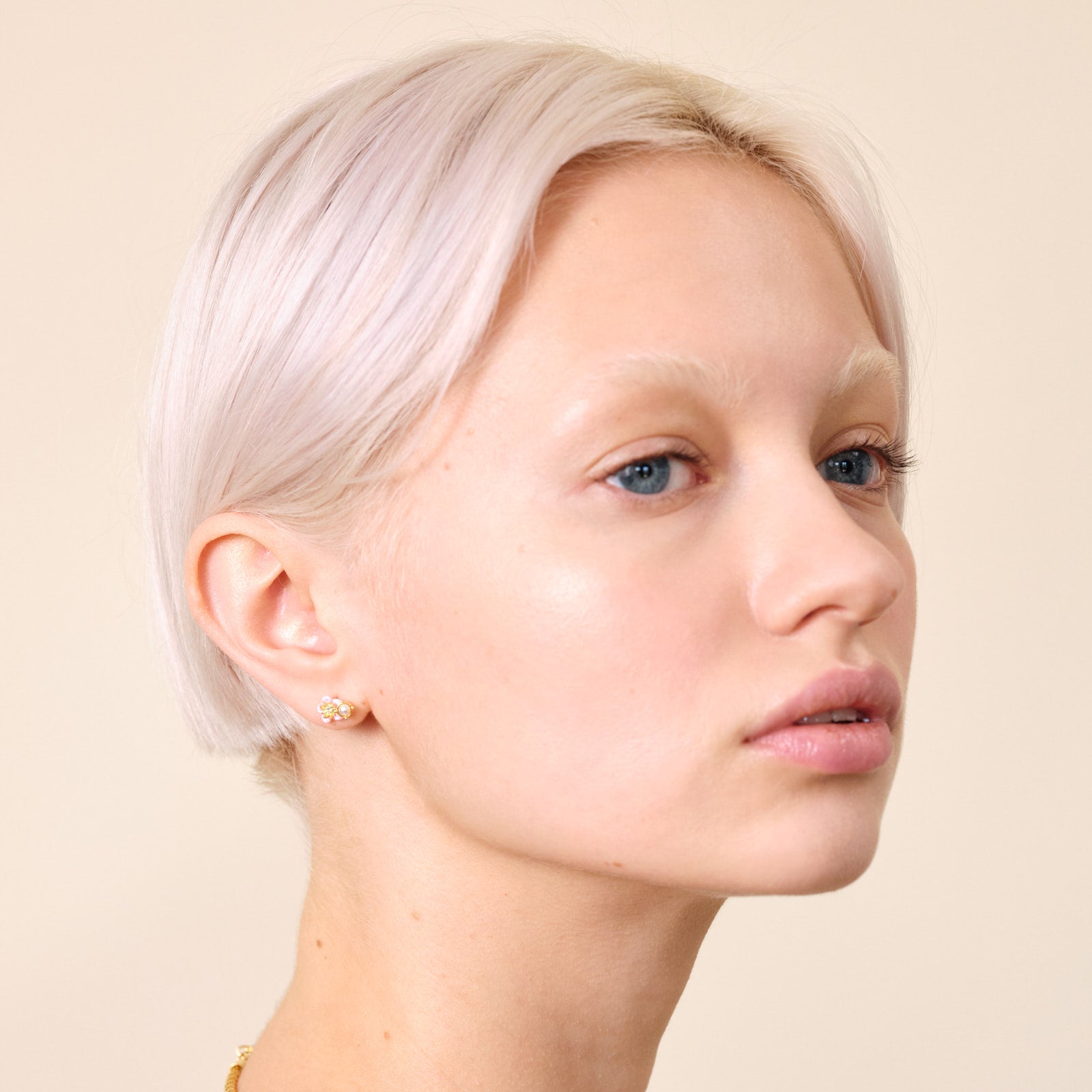 Boucles d'oreilles tiges asymétriques fraises des bois et fleurs rose