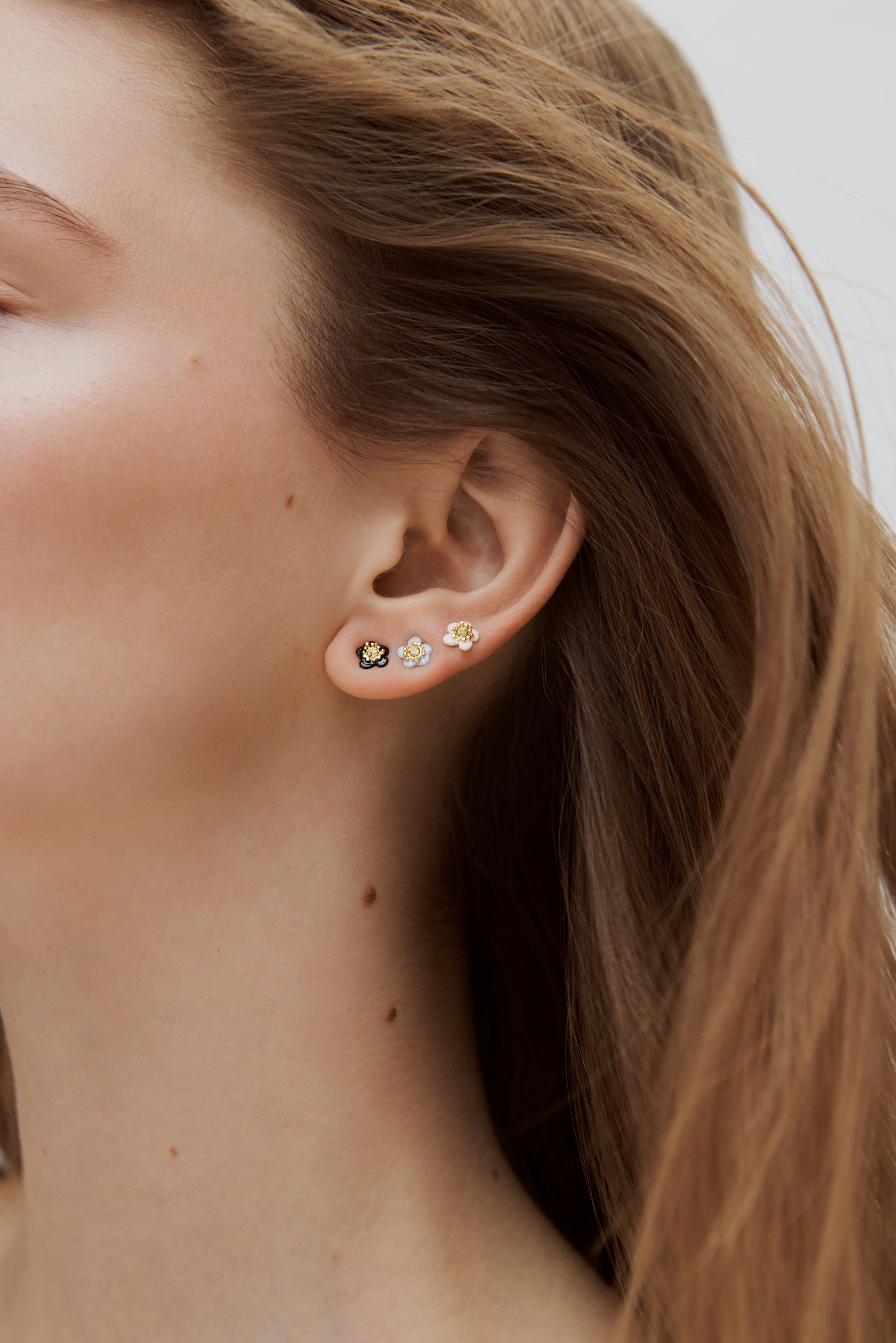 Boucle d'oreille fleur bleue et pierre facettée, à l'unité