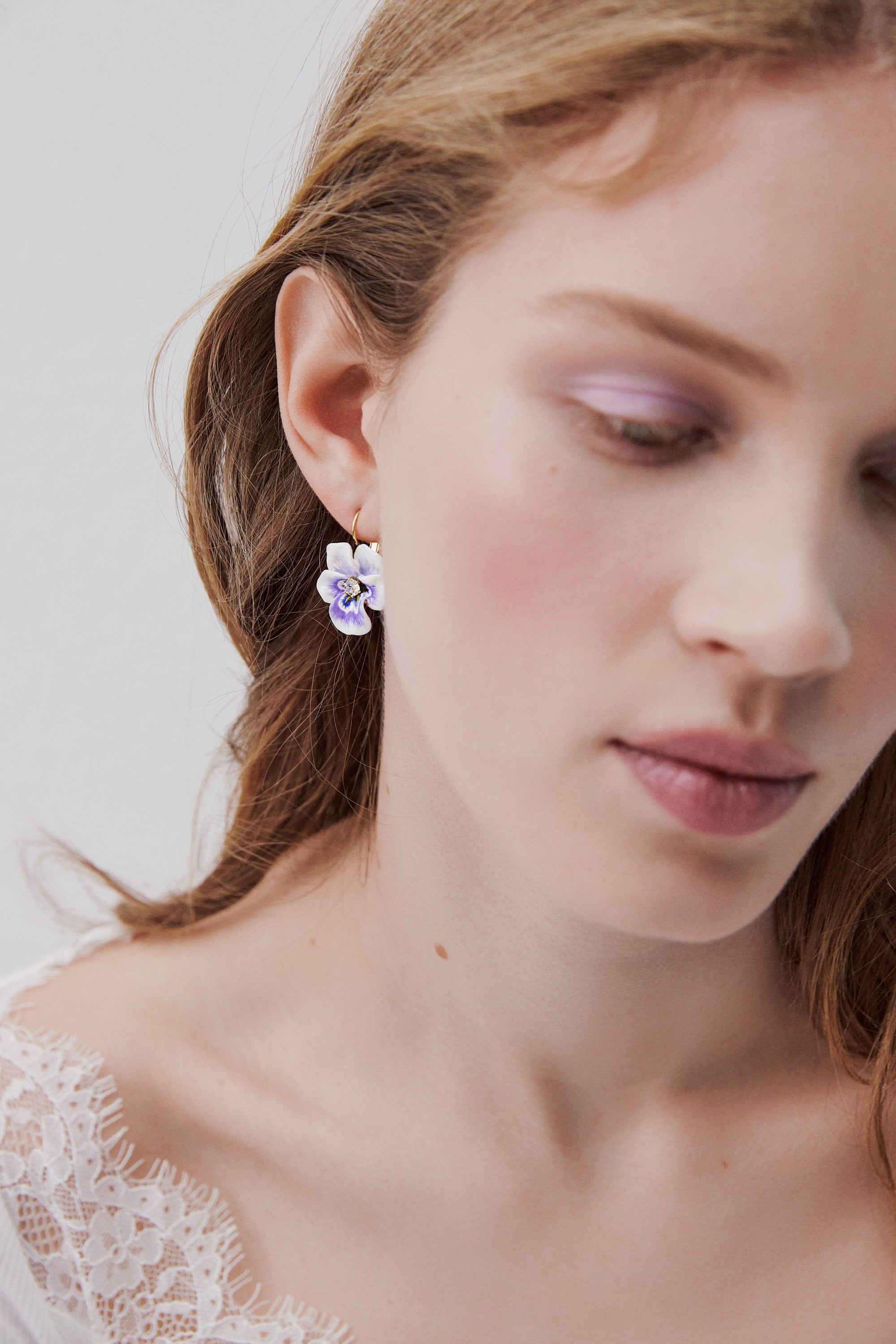 Boucles d'oreilles pensée violette et cristal taillé