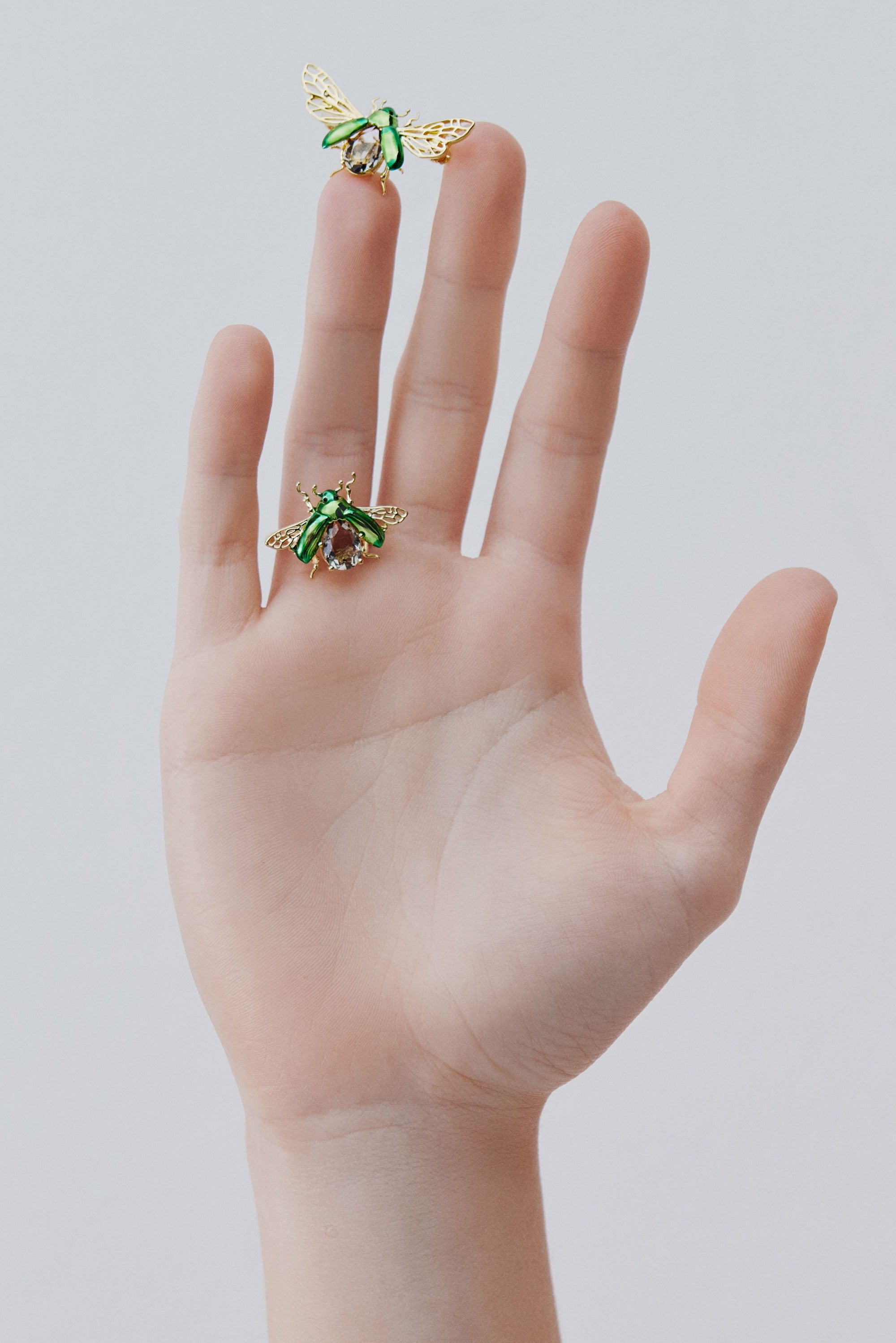 Bague cétoine verte et pierre facettée noire