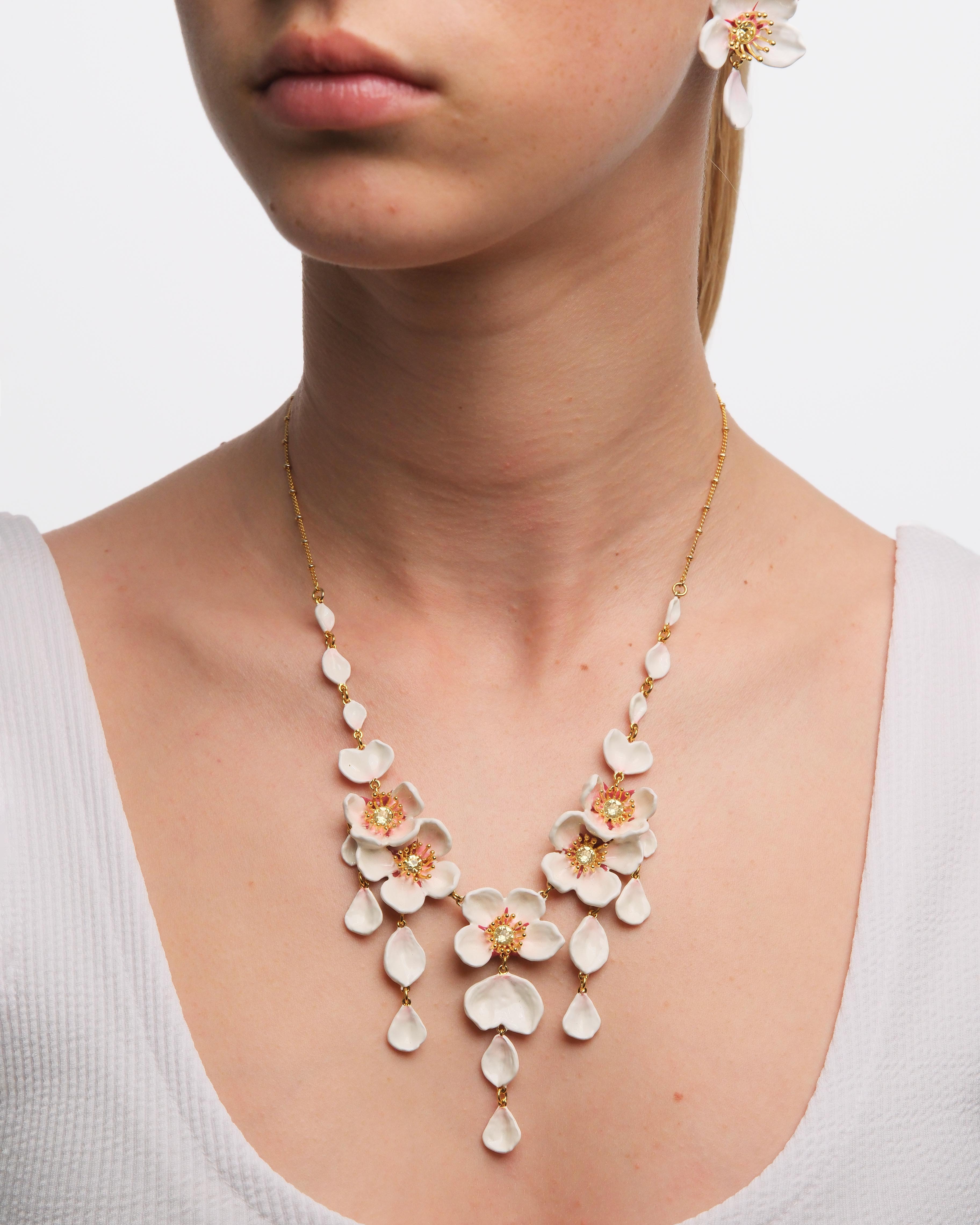 Collier plastron fleurs blanches de cerisier et pétales