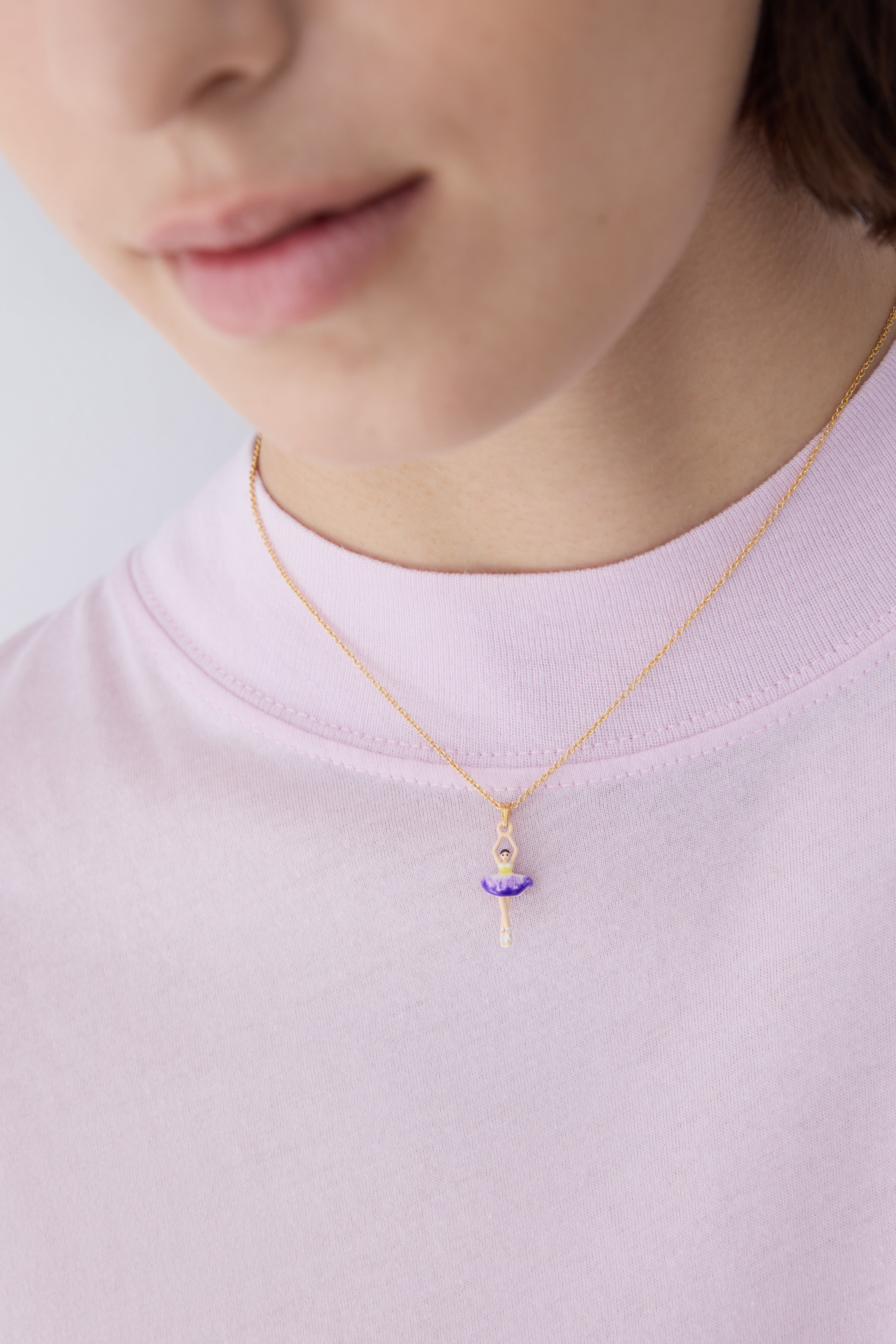 Collier pendentif ballerine tutu violet et jaune et cristal violet