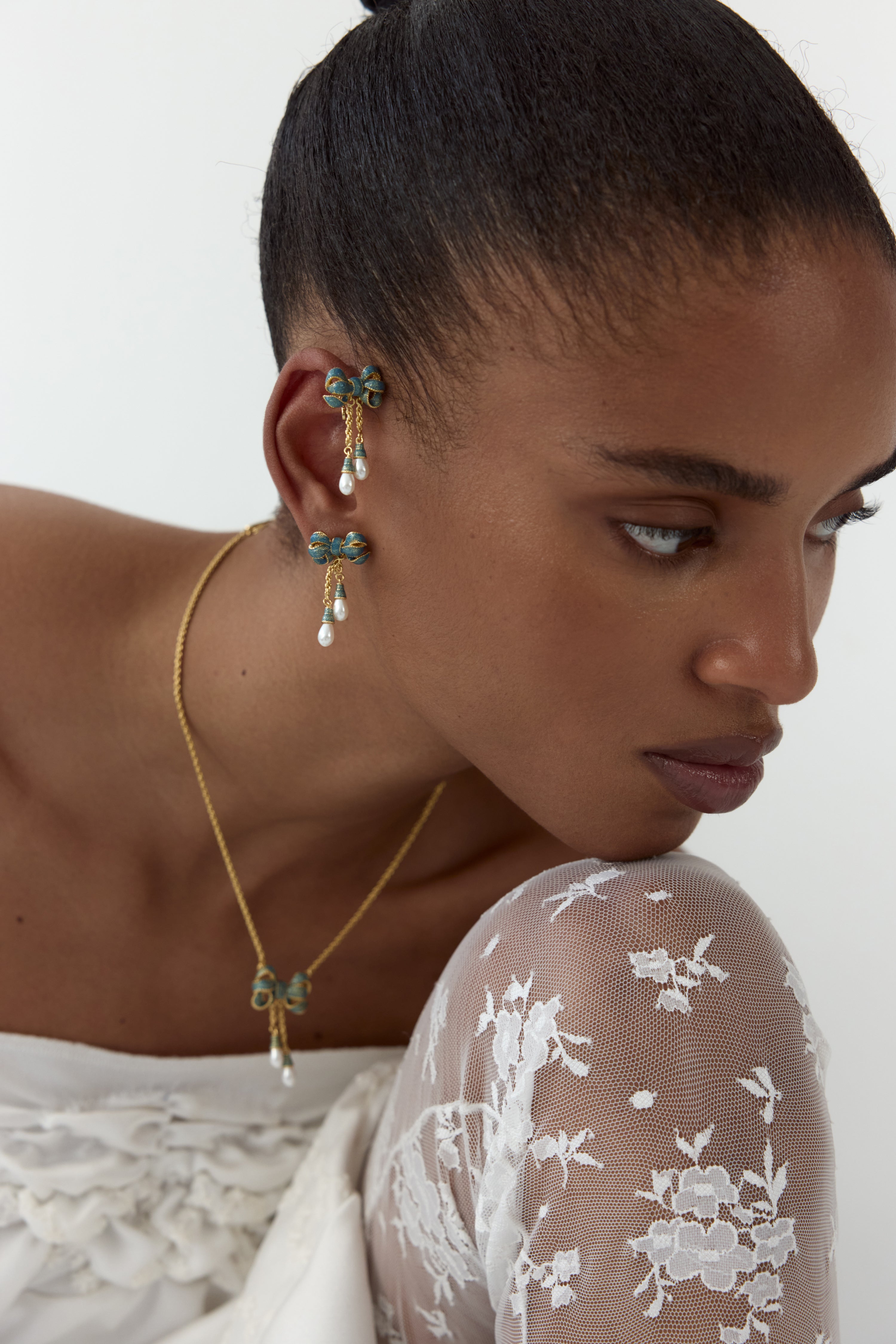 Collier pendentif nud bleu et perles de culture