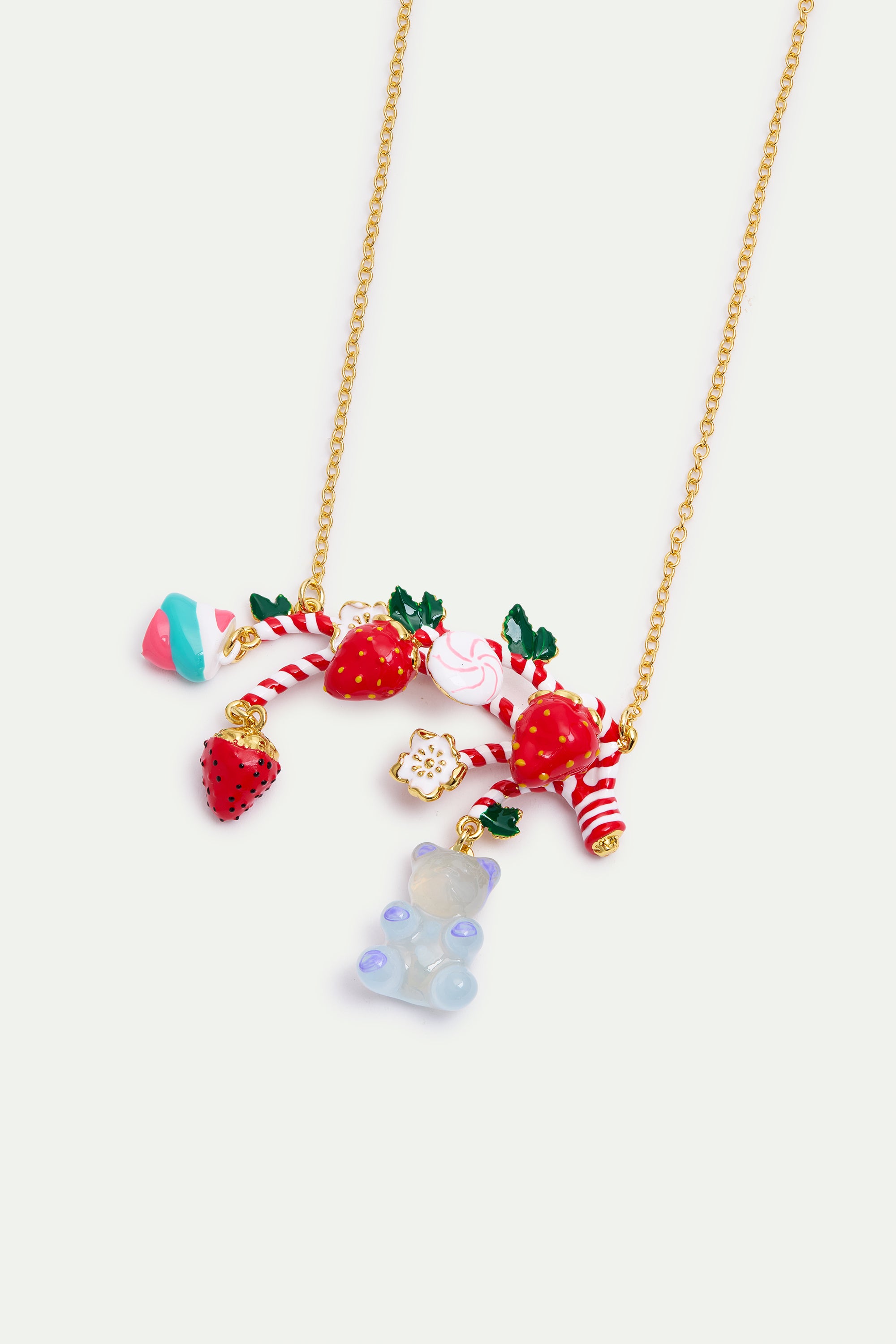 Collier plastron bonbon sucre d'orge, fraises, guimauve, nounours candy bleu et fleurs blanches
