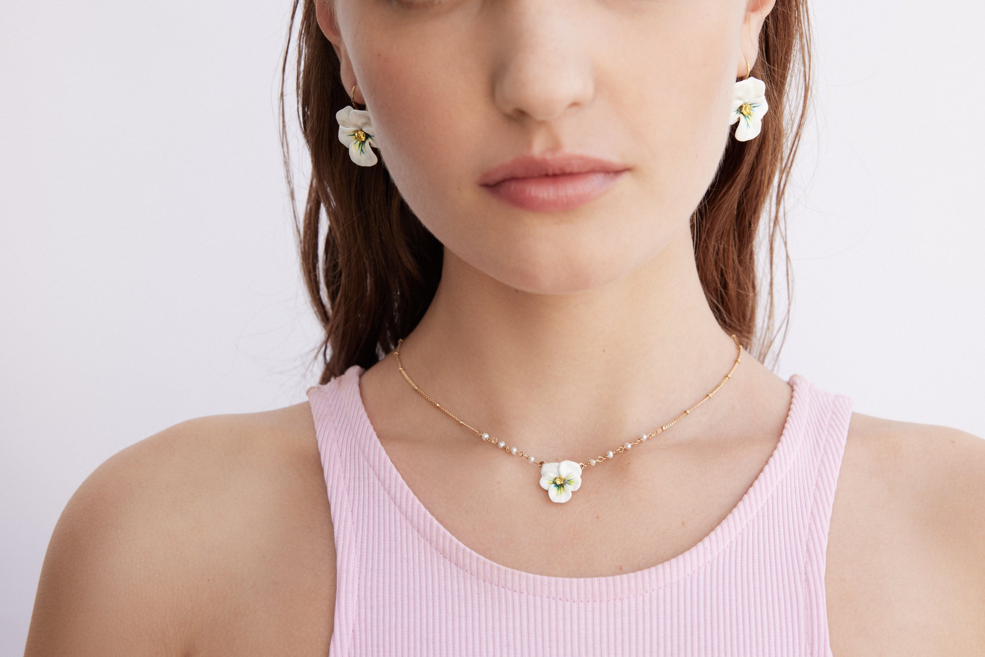 Boucles d'oreilles pensée blanche et cristal taillé