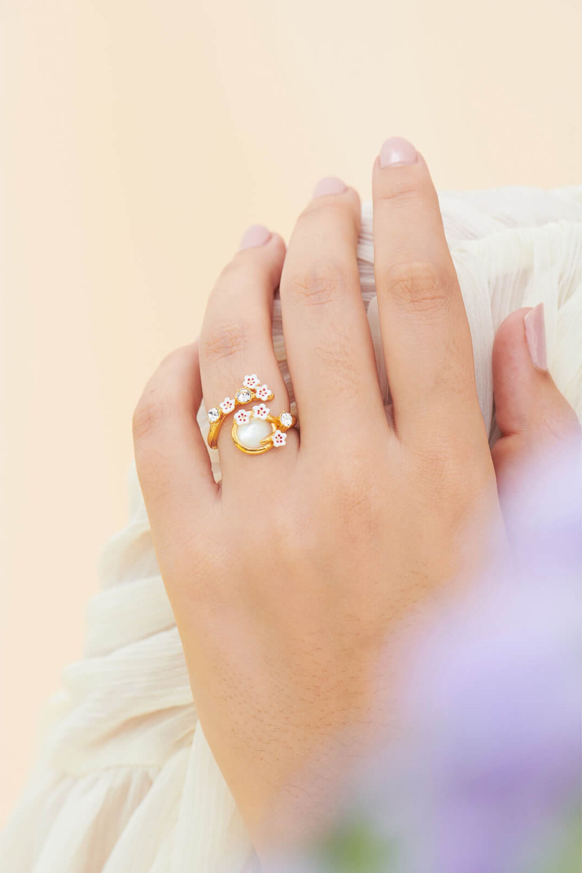 Bague ajustable cabochon de nacre, fleurs de cerisier et cristaux