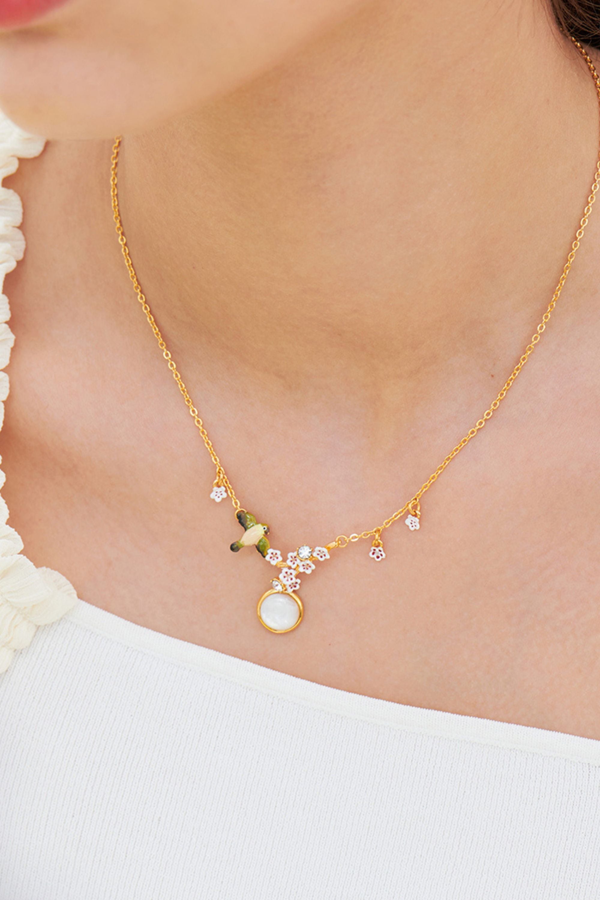 Collier plastron cabochon de nacre, oiseau, fleur de cerisier et cristaux