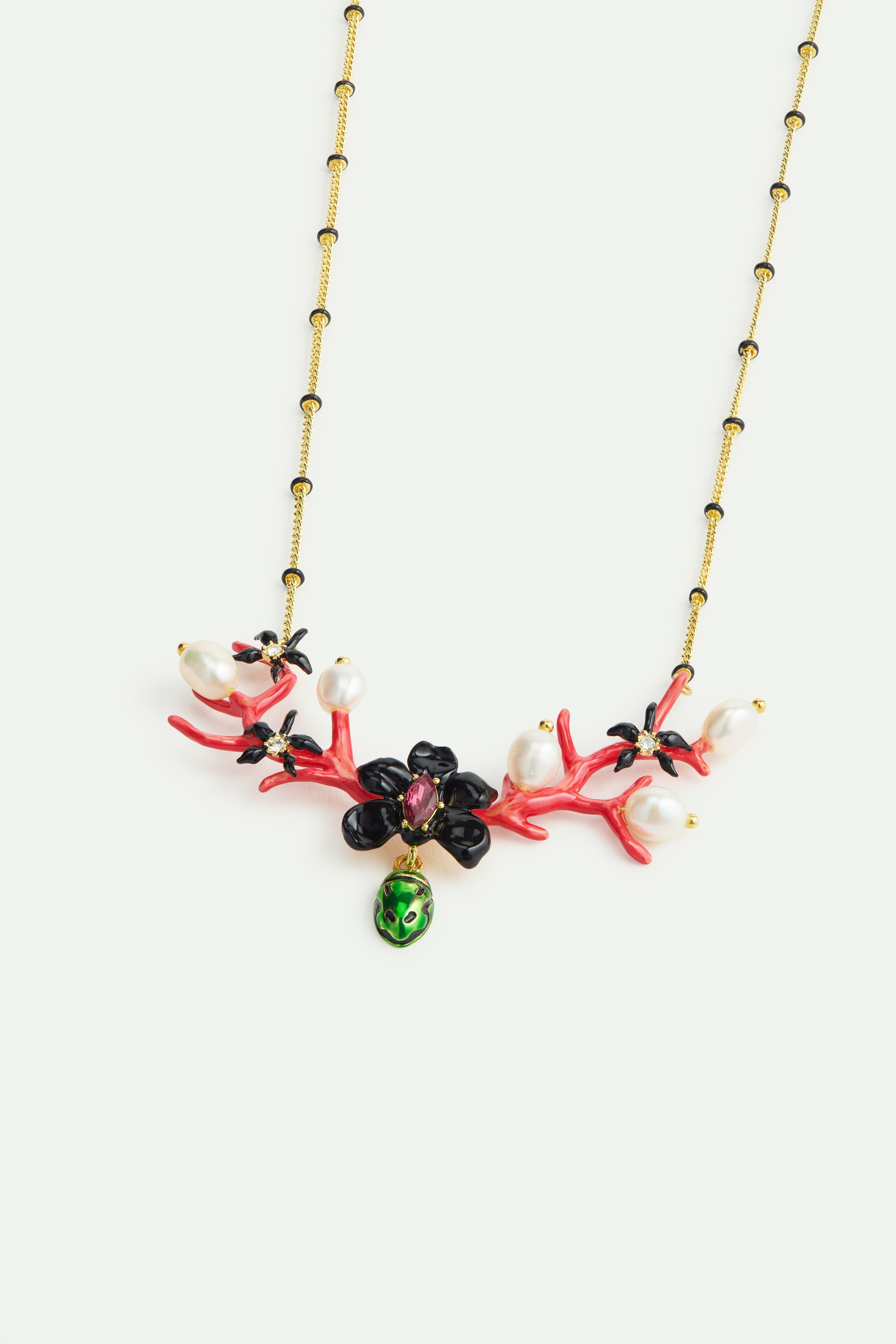 Collier plastron orchidée noire, corail rouge et perles de culture