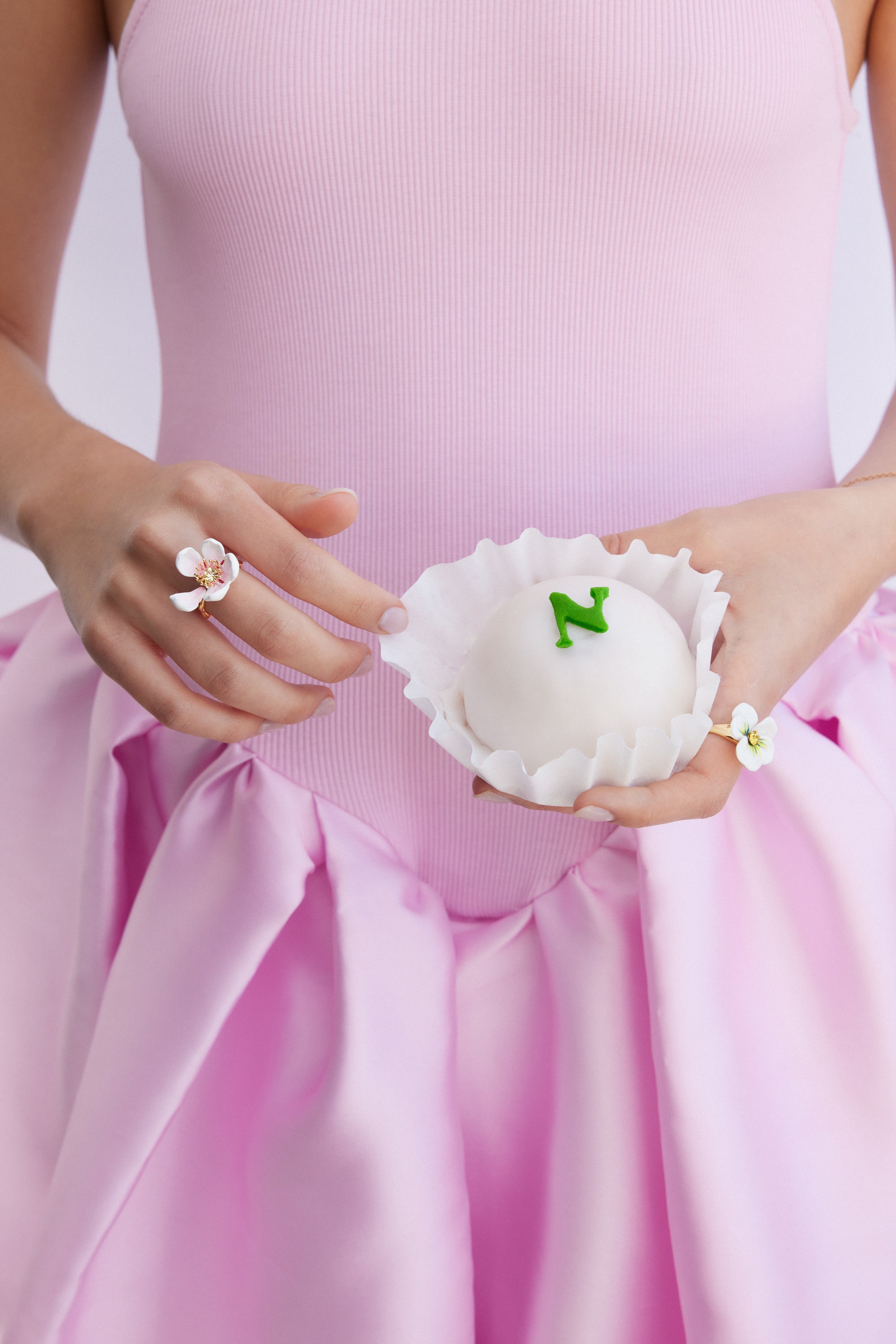Bague cocktail pensée blanche et cristal taillé