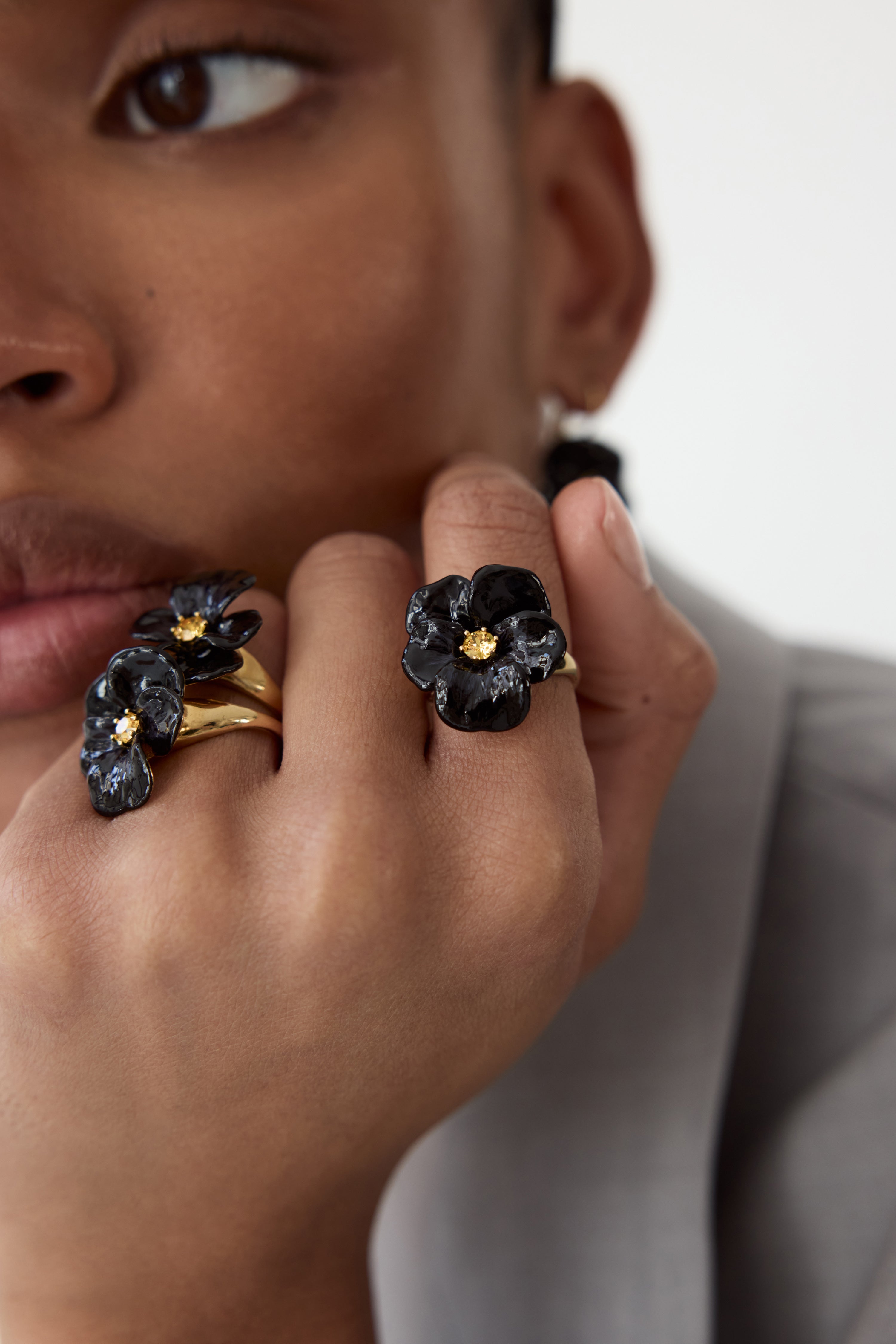 Bague cocktail pensée noire et cristal taillé