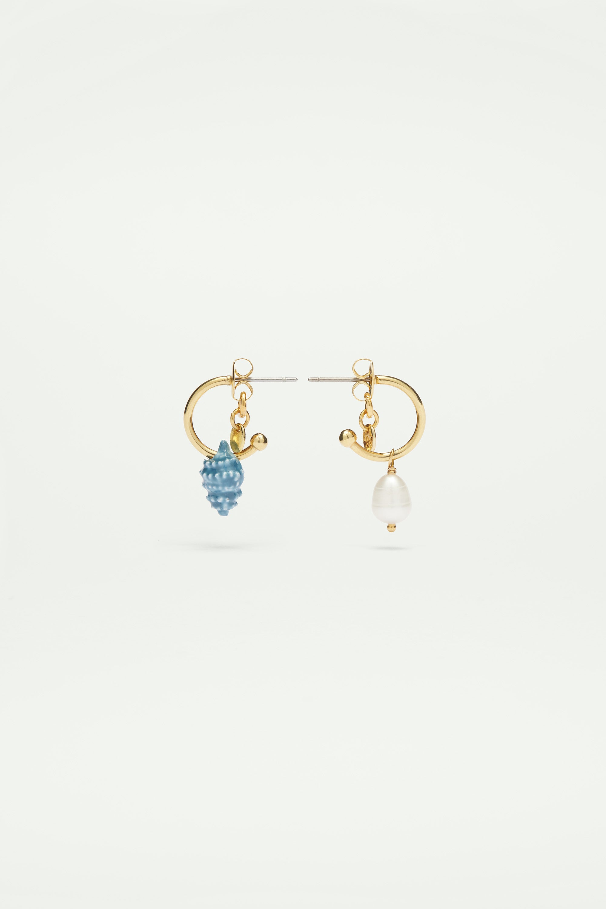 Boucles d'oreilles tiges asymétriques coquillage et perle nacrée