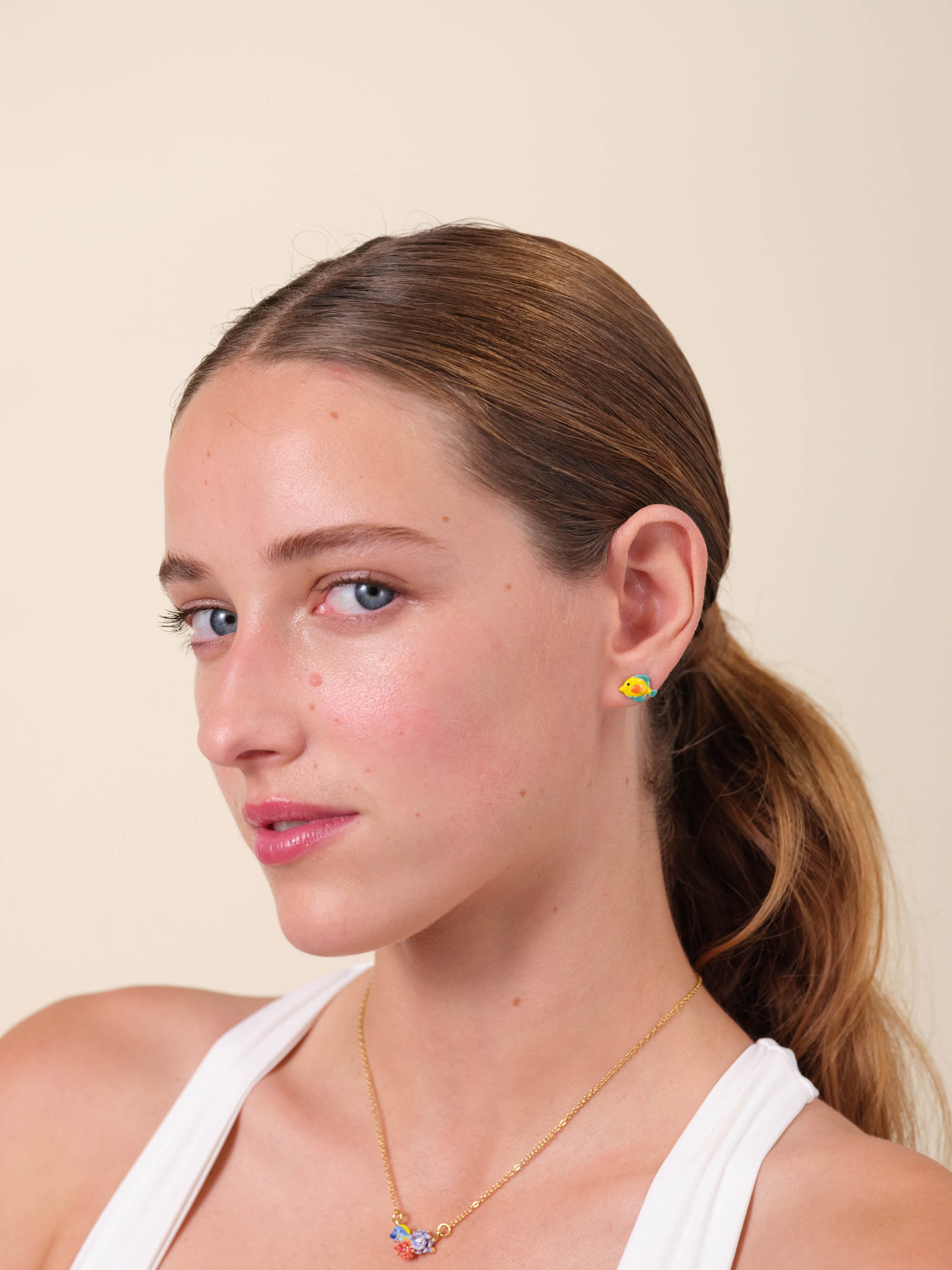Boucles d'oreilles tiges asymétriques poisson bleu et poisson jaune