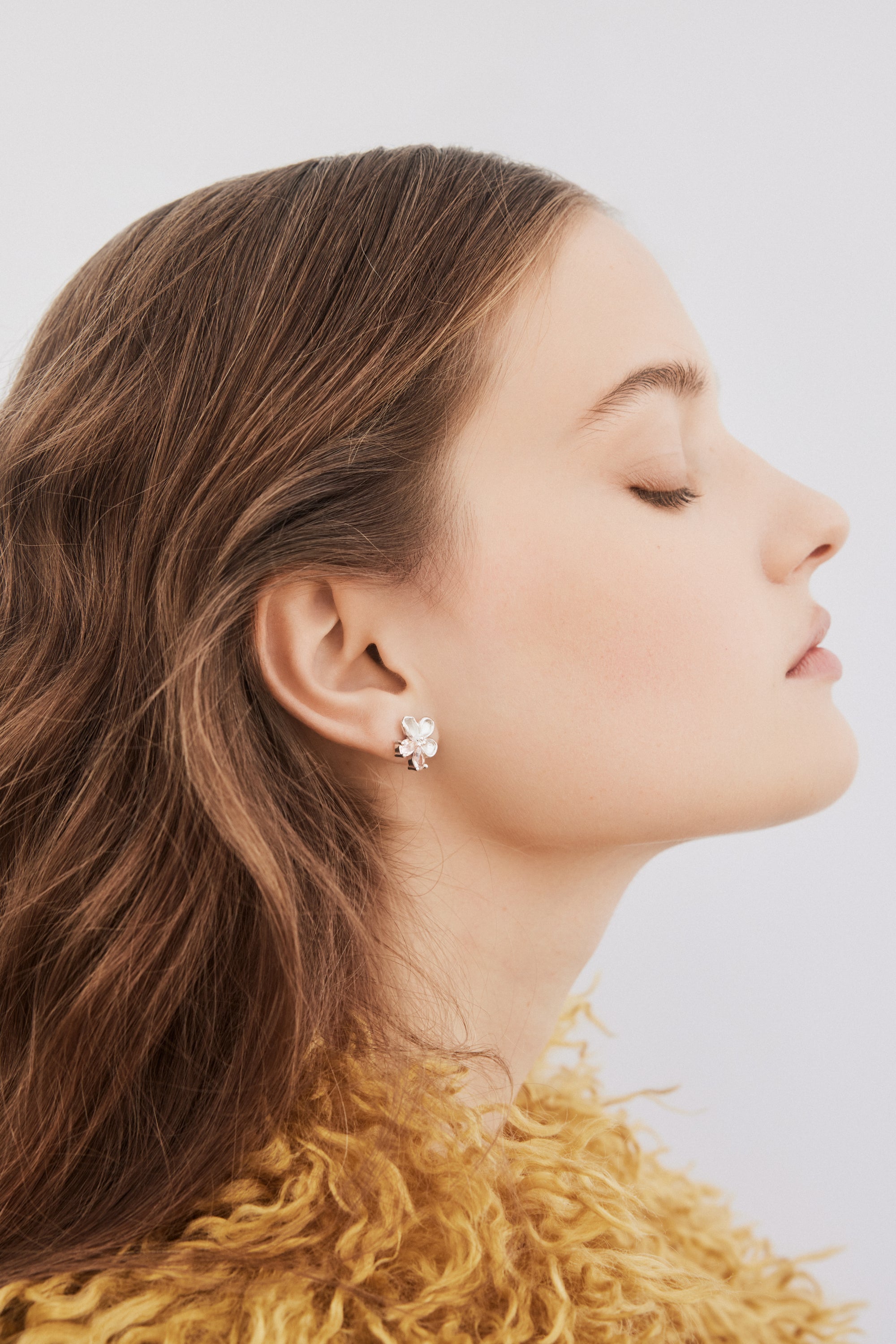 Pendientes bolitas plateados flor de cerezo y piedras rosas