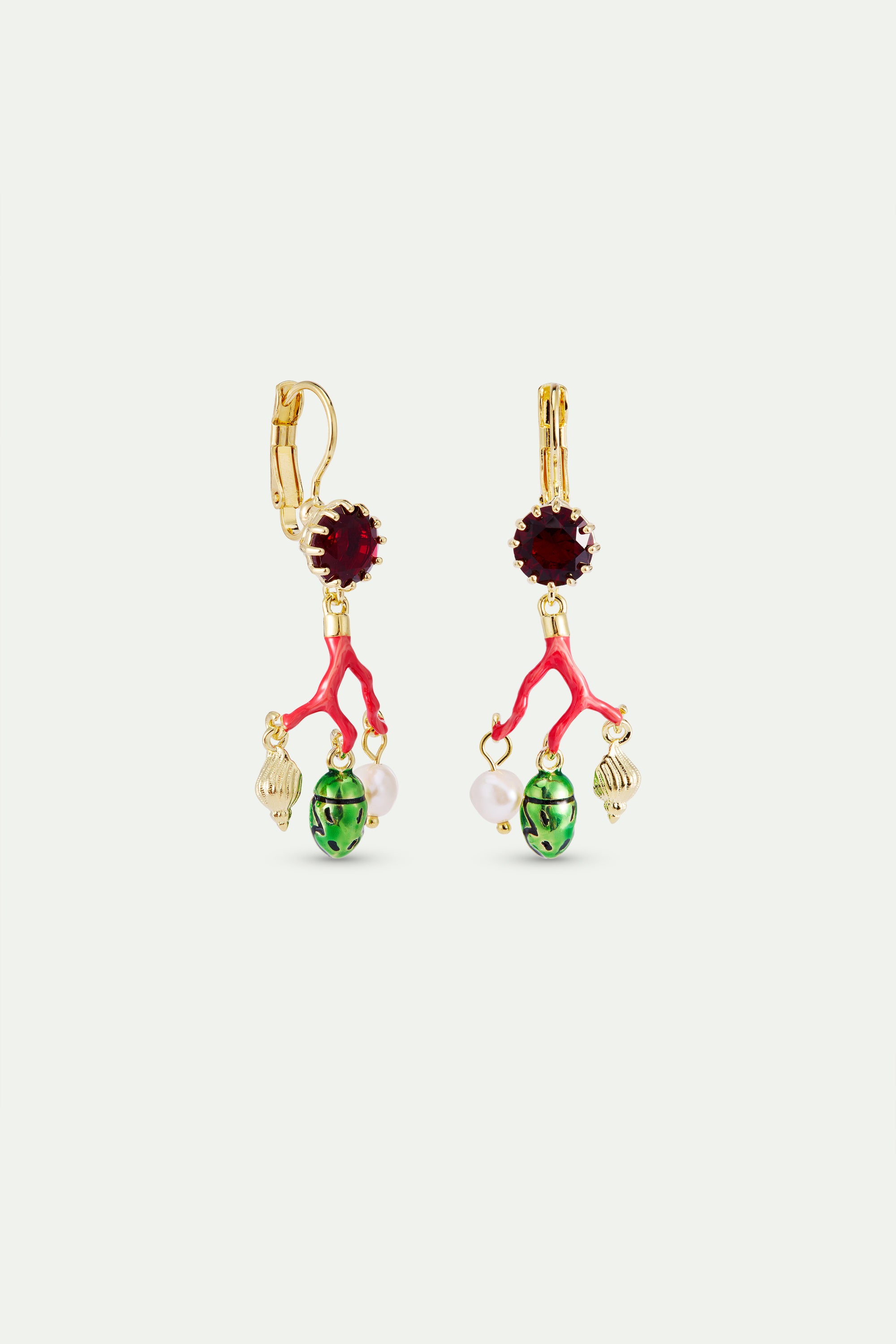 Boucles d'oreilles dormeuses corail, pierre facettée rouge, perle de culture, cétoine verte et coquillage doré