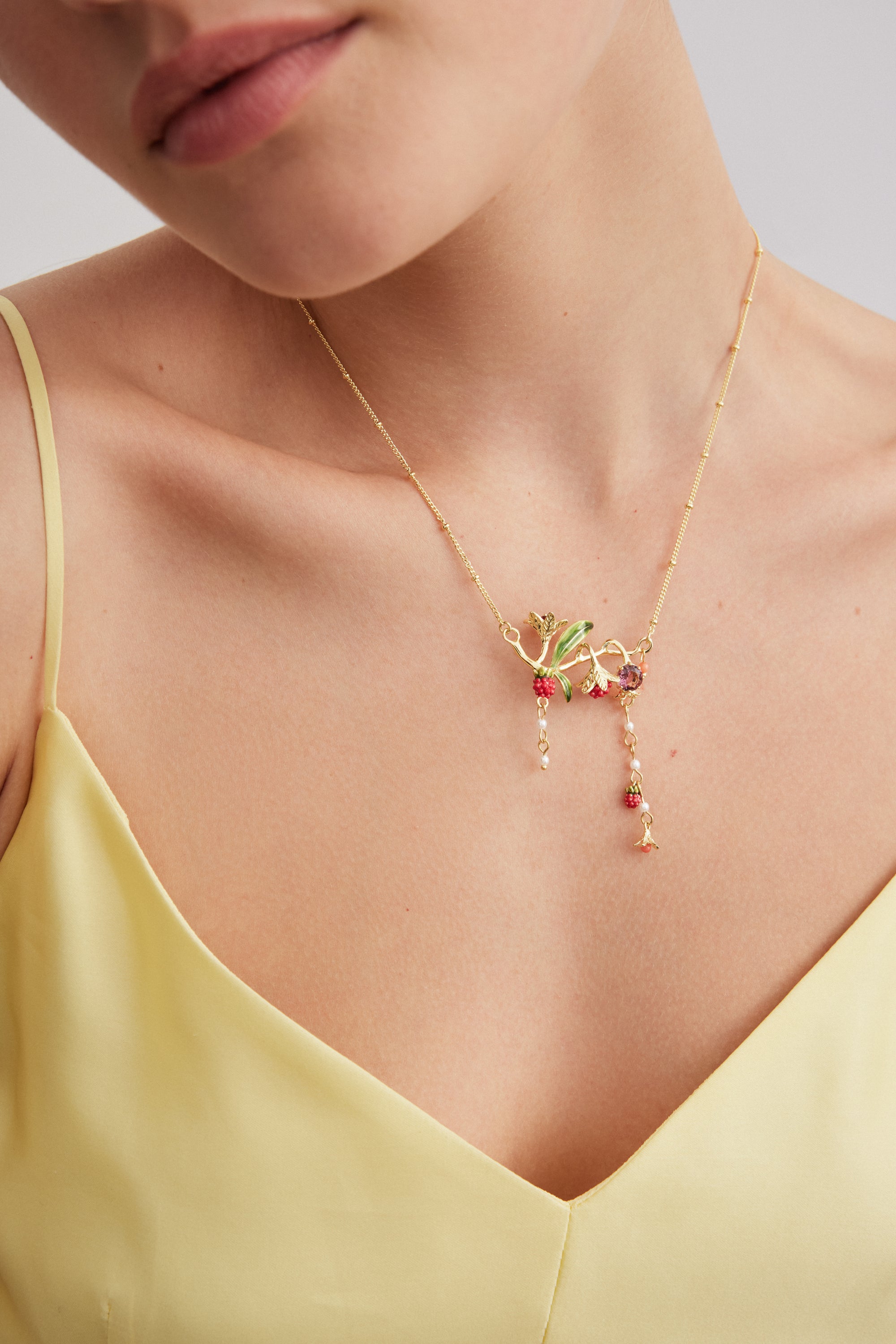 Collier plastron fleurs, framboises, pierre rose et perles