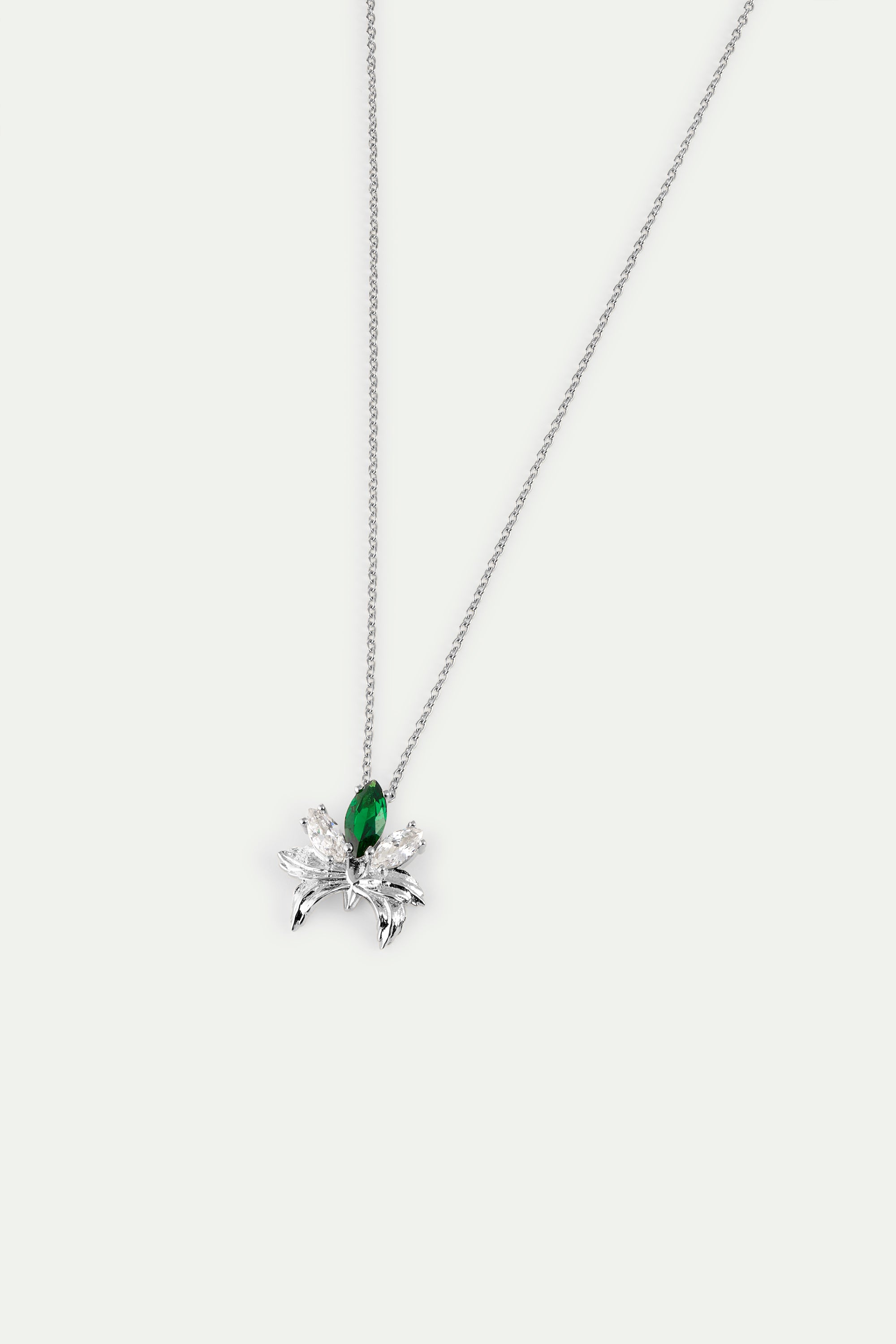 Collier pendentif argenté orchidée et pierres blanches et verte