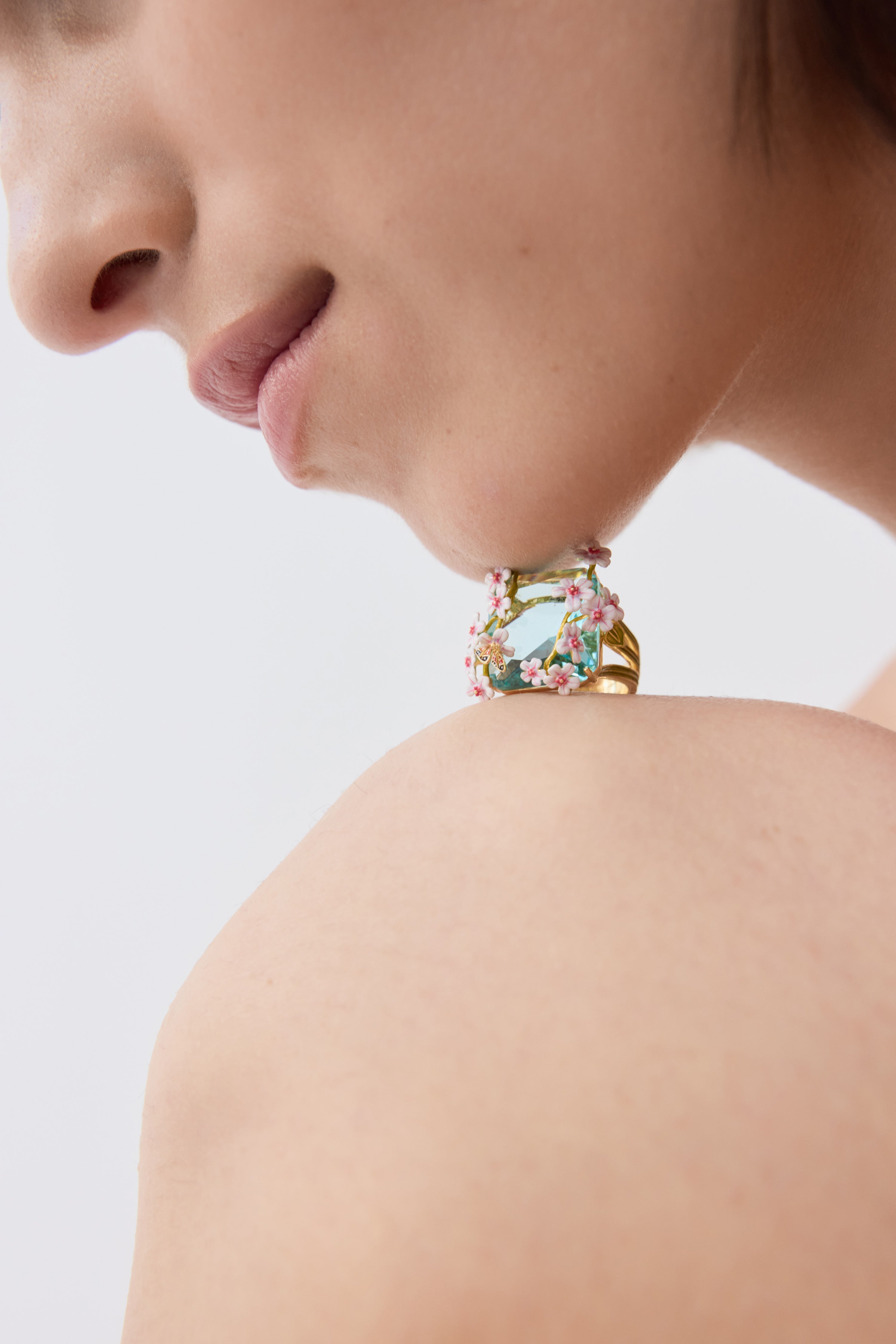 Bague pierre carrée facettée bleue, aubépines blanches et roses et papillon