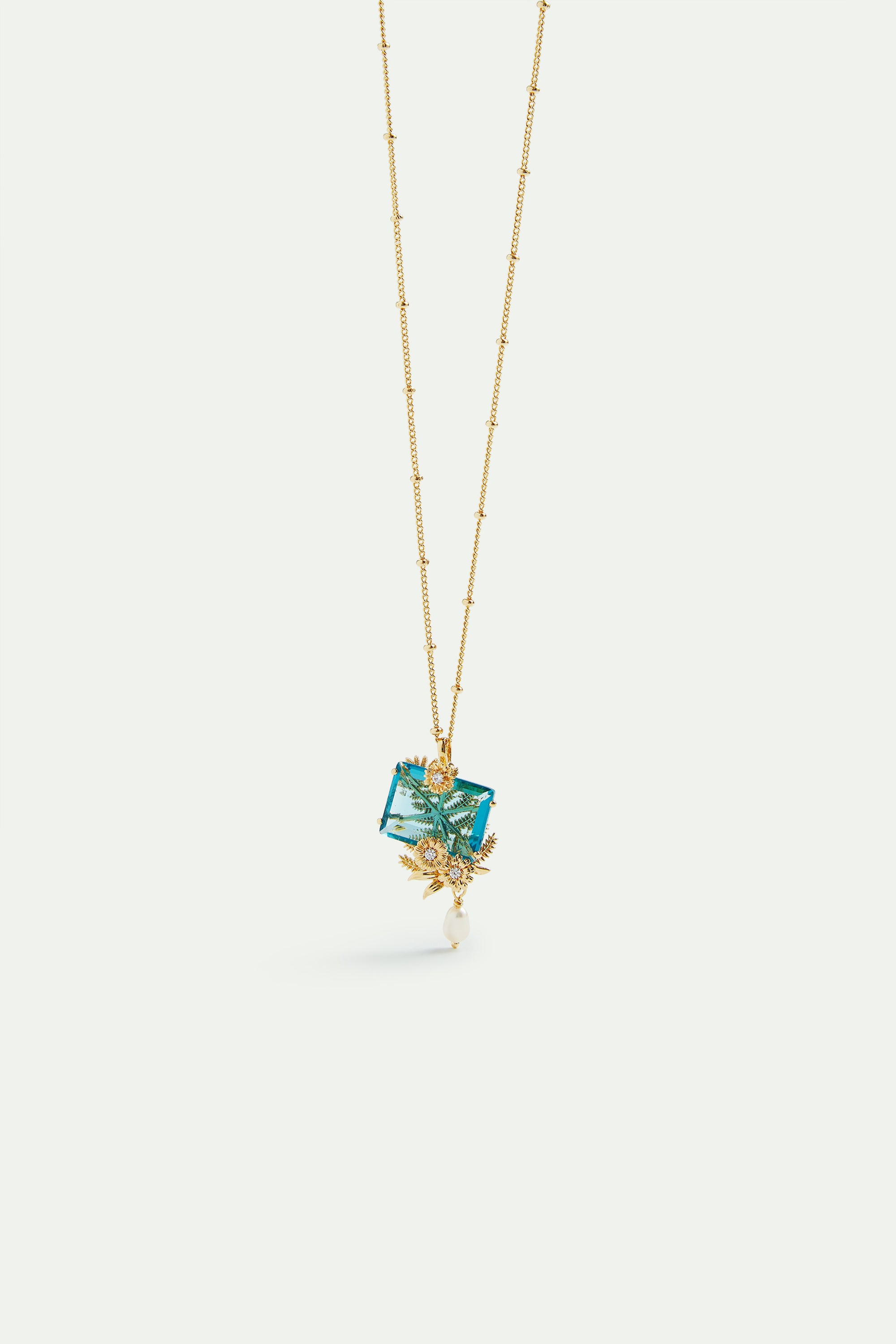 Collier pendentif pierre taillée bleue, fleurs dorées et perle de culture