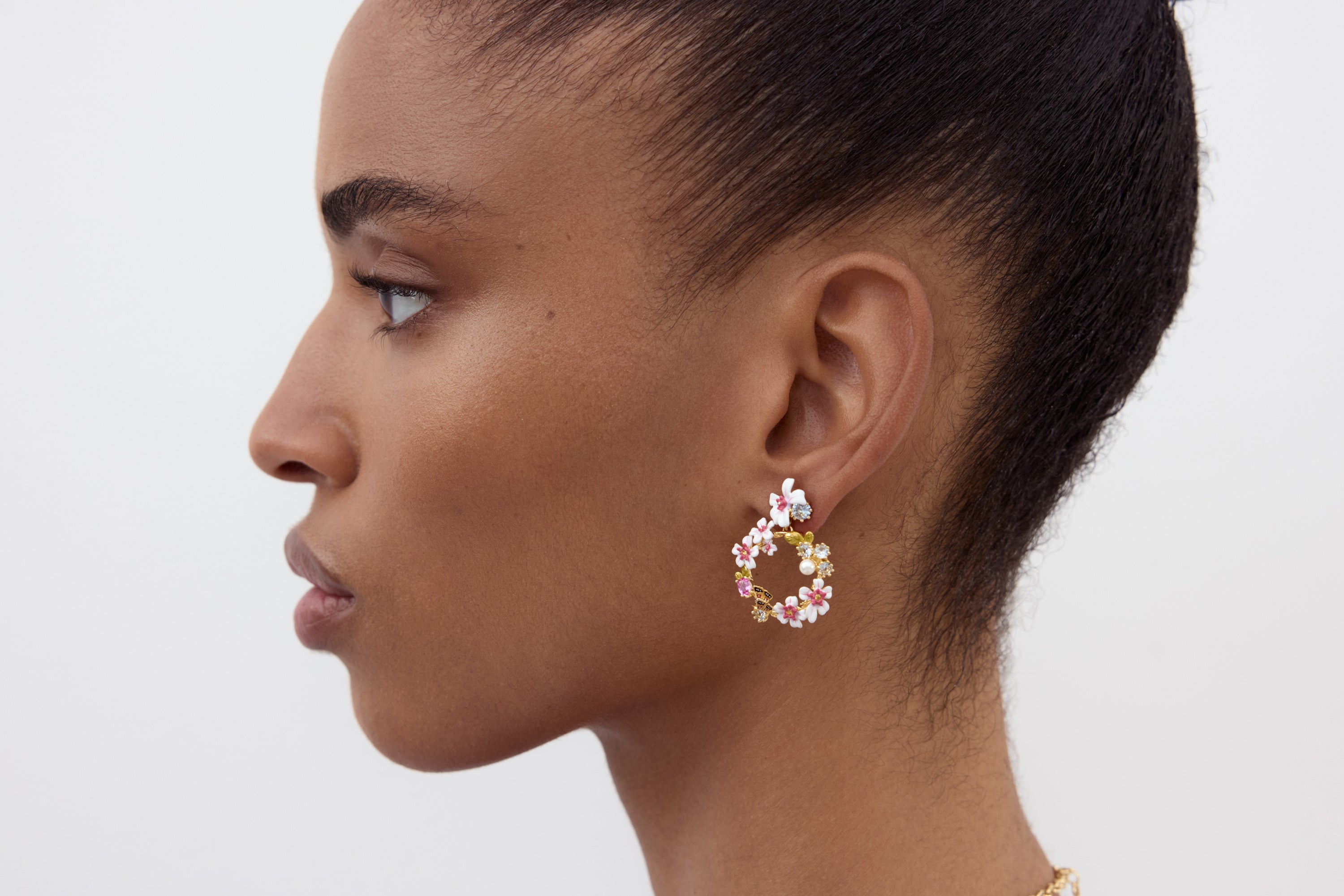 Boucles d'oreilles créoles aubépines, cristaux et papillon