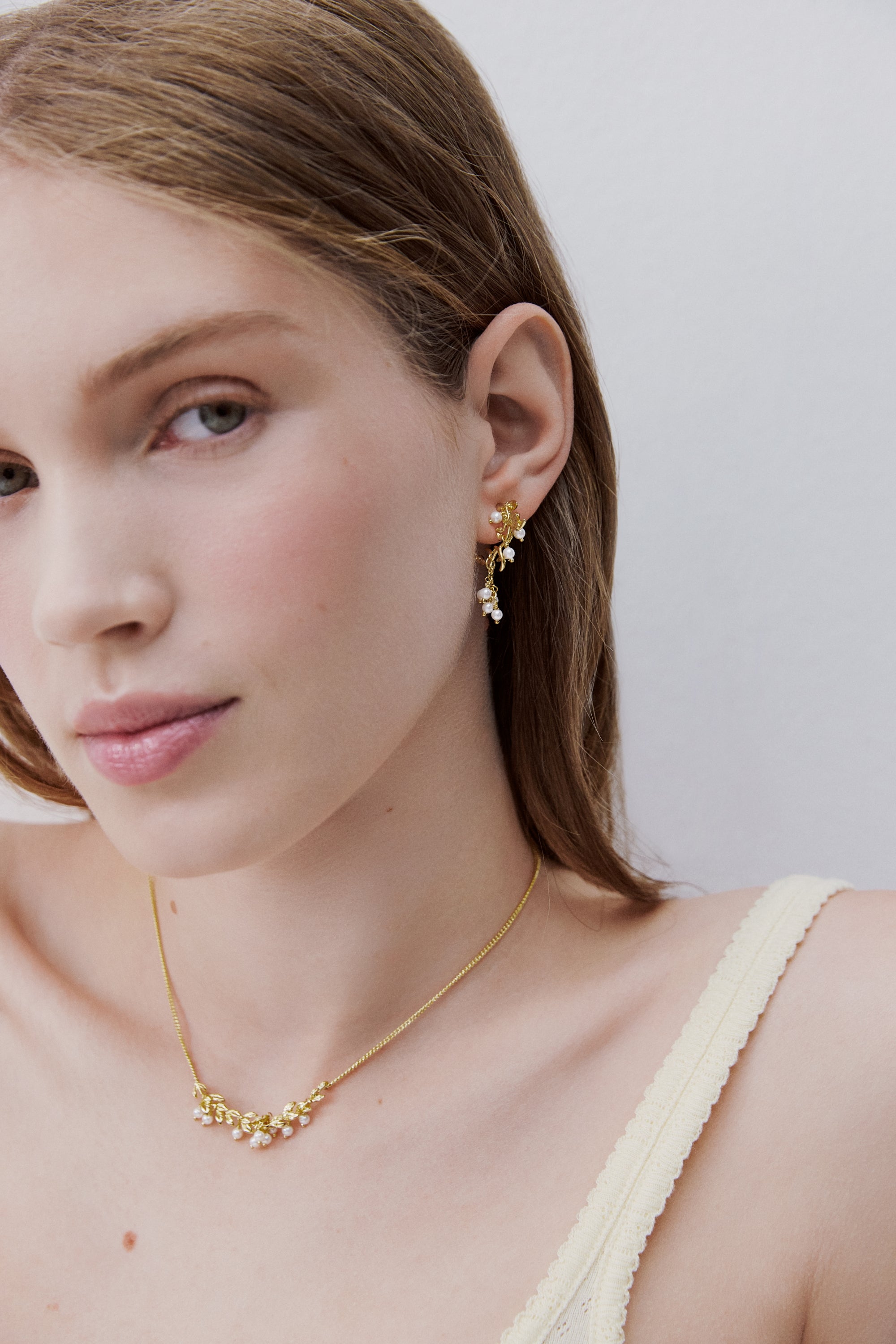 Boucles d'oreilles tiges dorées et blanches arche de laurier et perles de culture