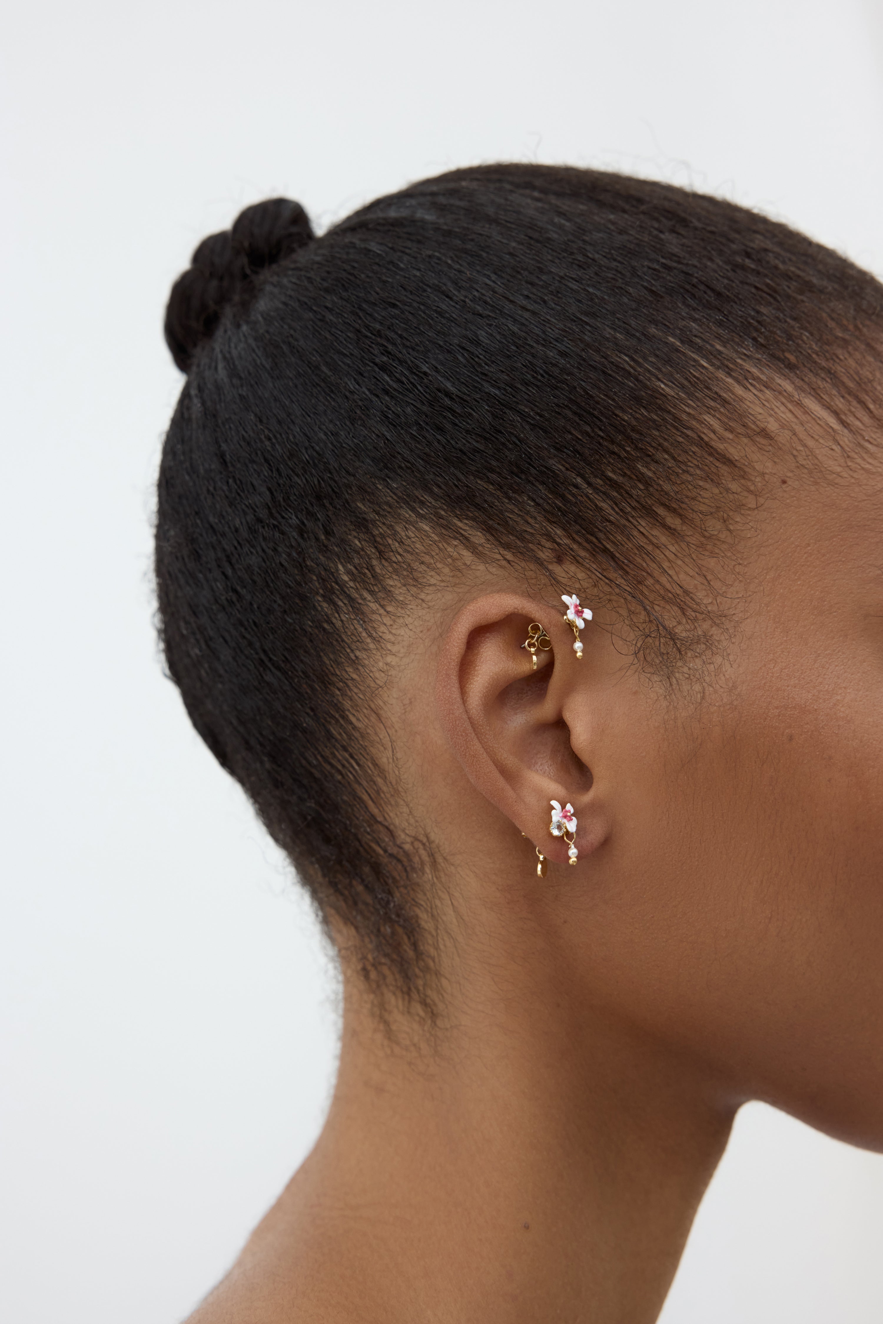Boucles d'oreilles aubépine blanche et rose, cristal bleu et perle de culture