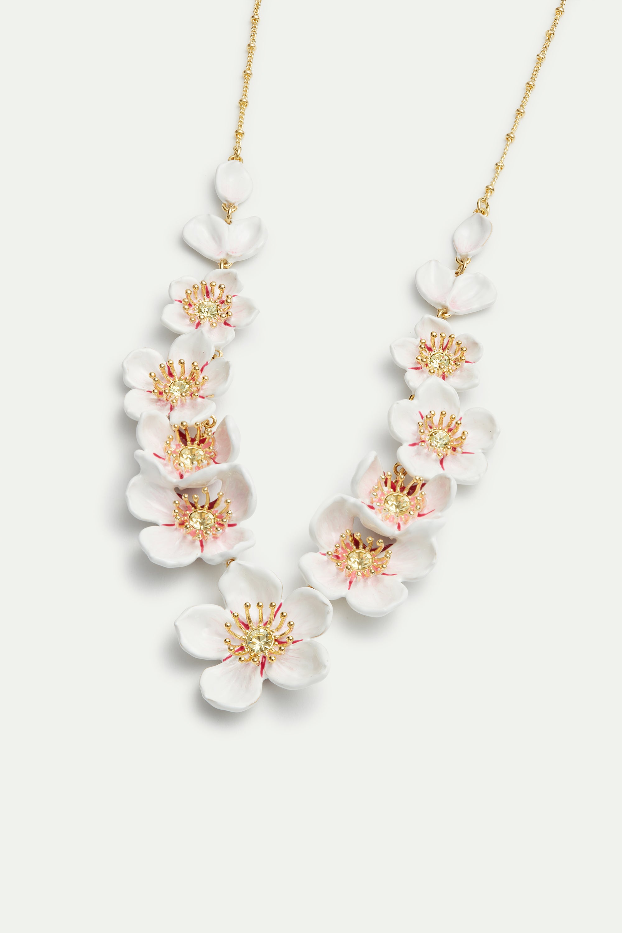Collar pechera flores blancas de cerezo
