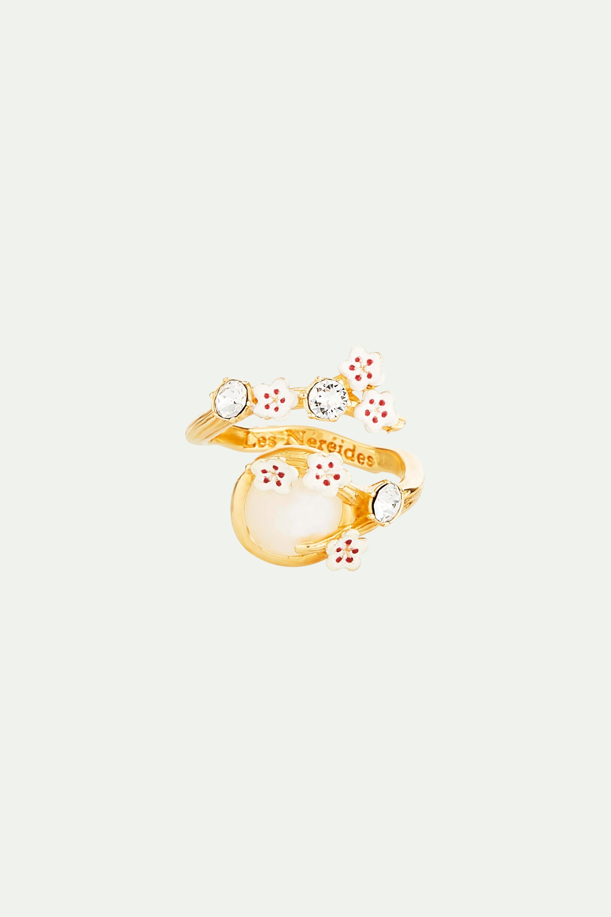 Bague ajustable cabochon de nacre, fleurs de cerisier et cristaux