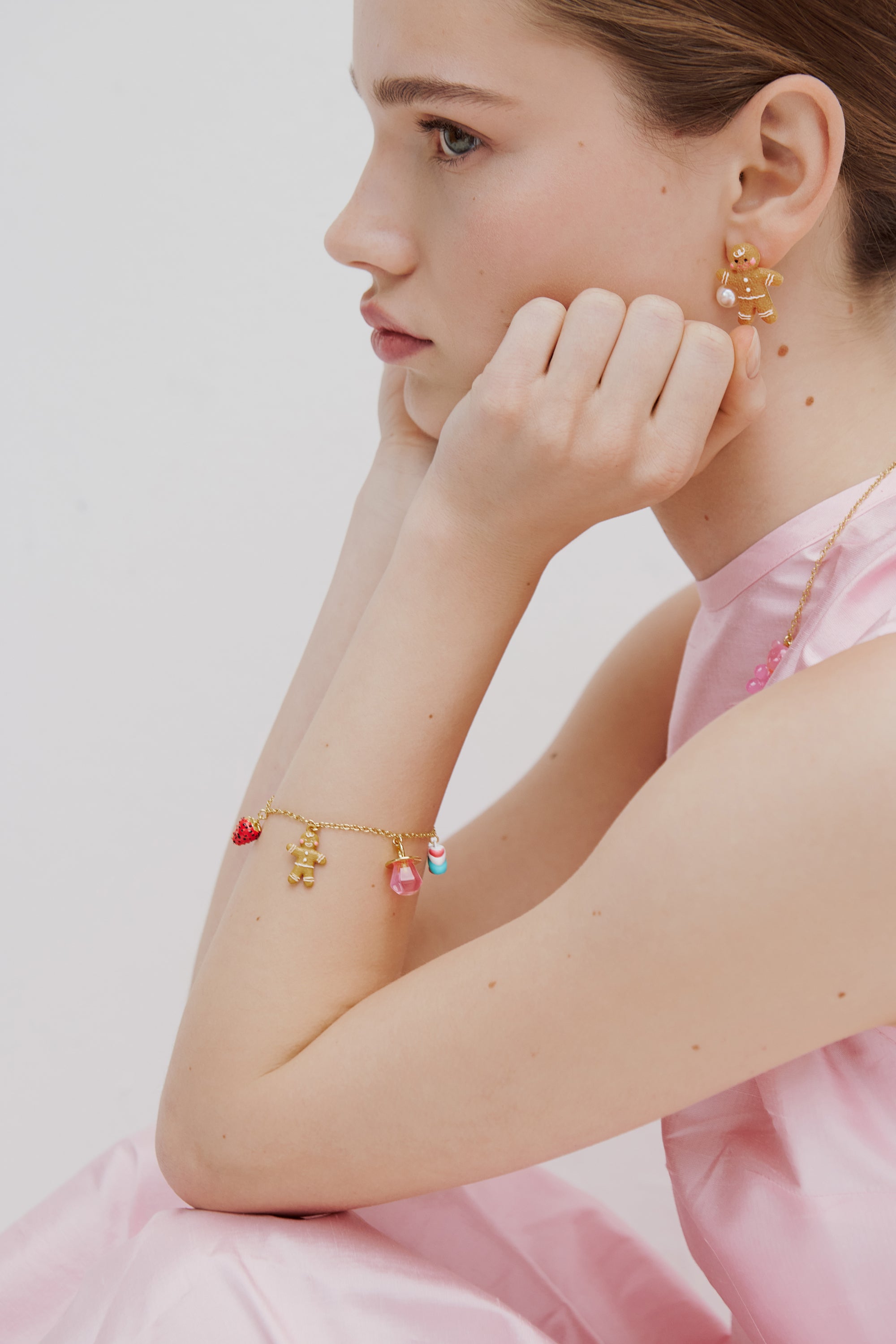 Bracelet fin bonhomme en pain d'épices, fraise, sucette et guimauve