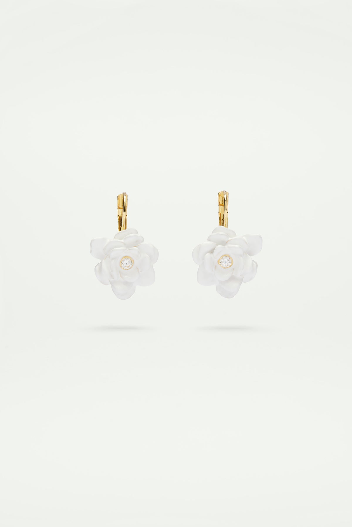 Boucles d'oreilles dormeuses gardénia et pierre taillée