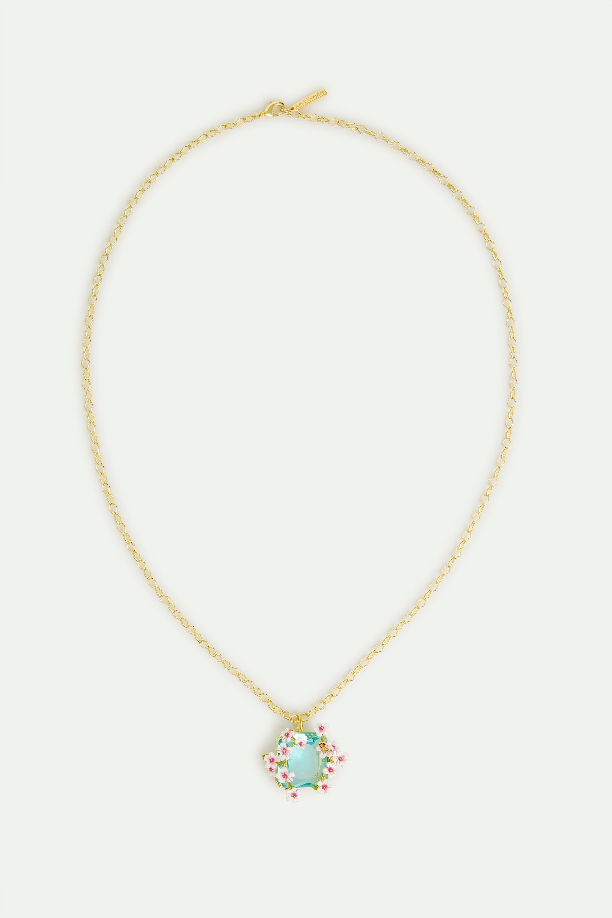 Collier pendentif pierre carrée facettée bleue, aubépines blanches et roses et papillon