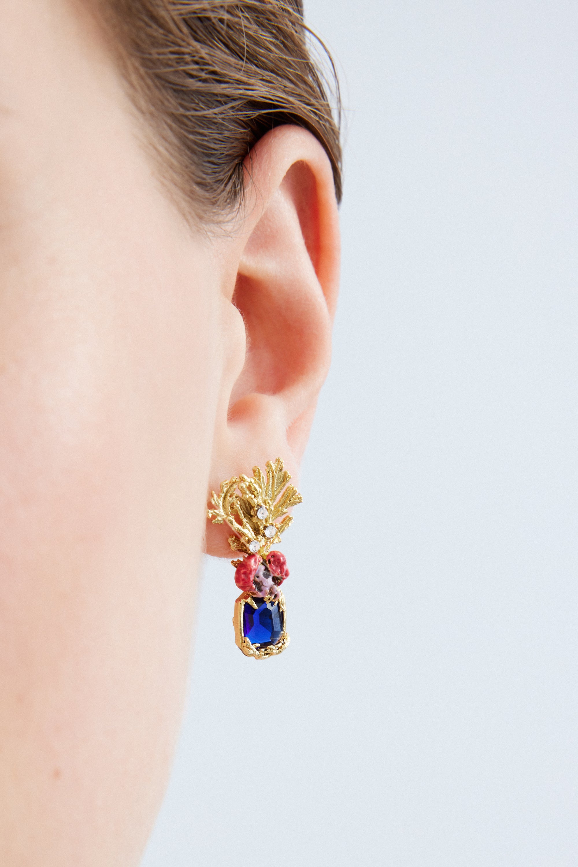 Boucles d'oreilles coraux pierre facettée bleue, fleur rose et coraux dorés