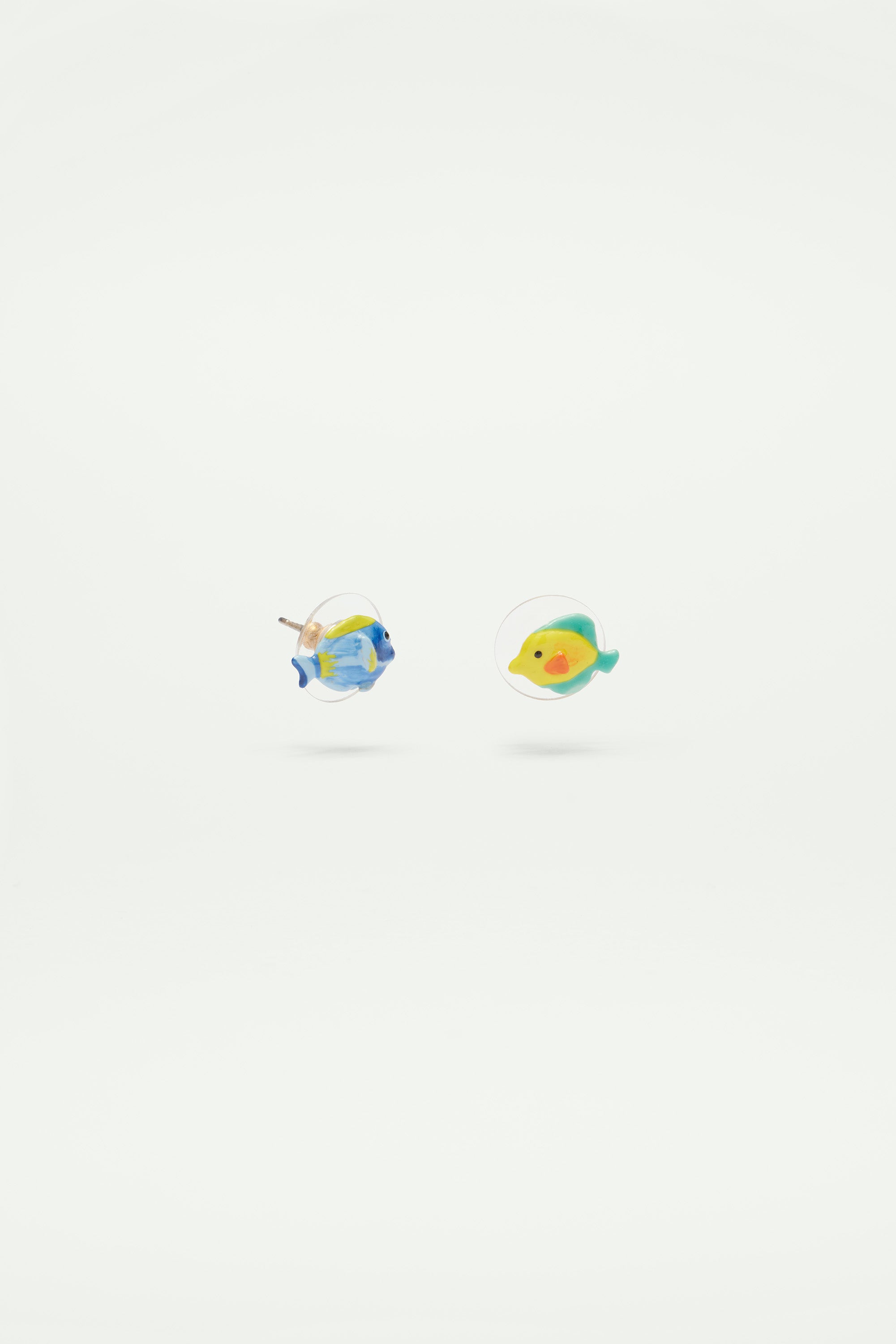 Boucles d'oreilles tiges asymétriques poisson bleu et poisson jaune