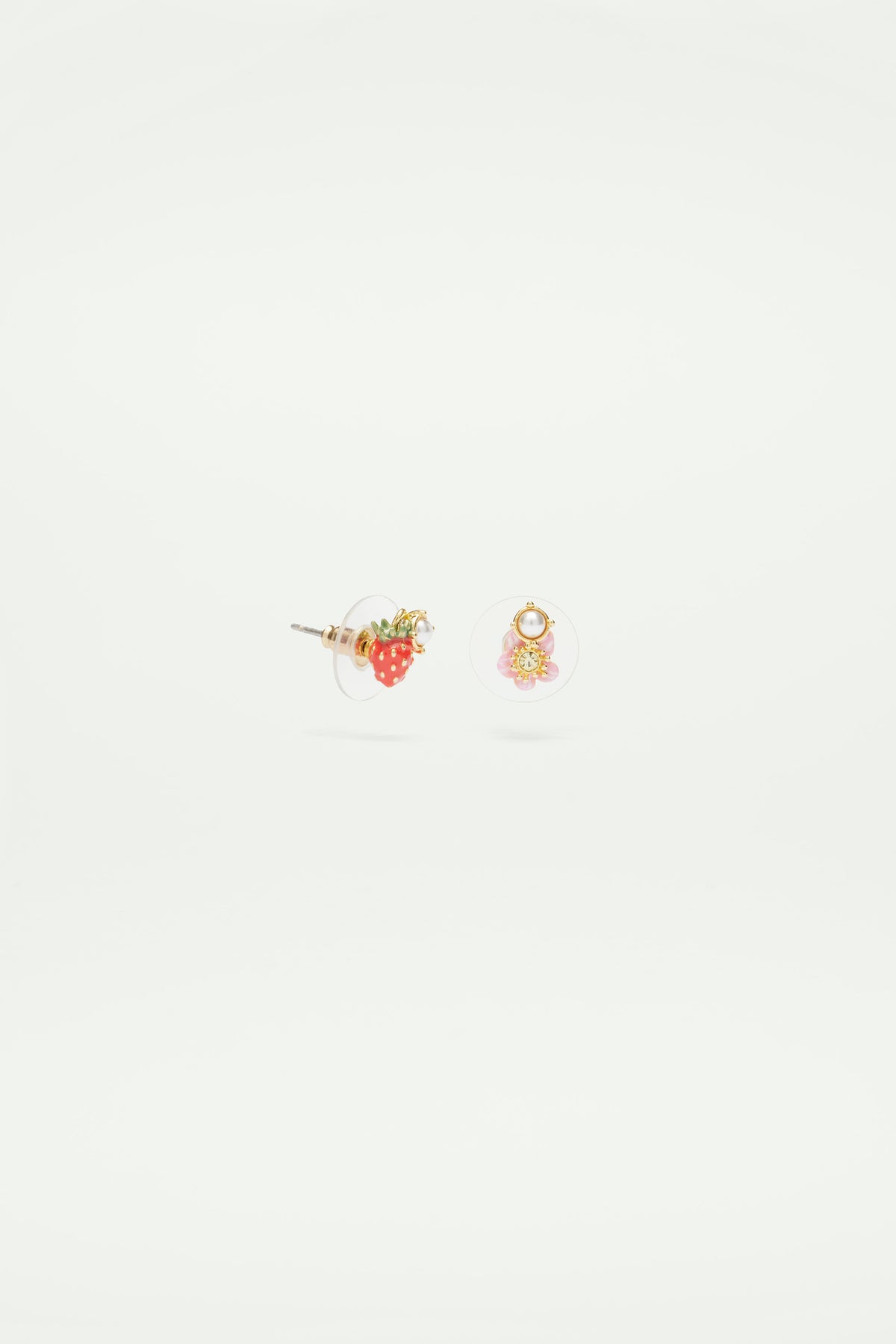 Pendientes bolitas asimétricos fresas silvestres y flores de rosa